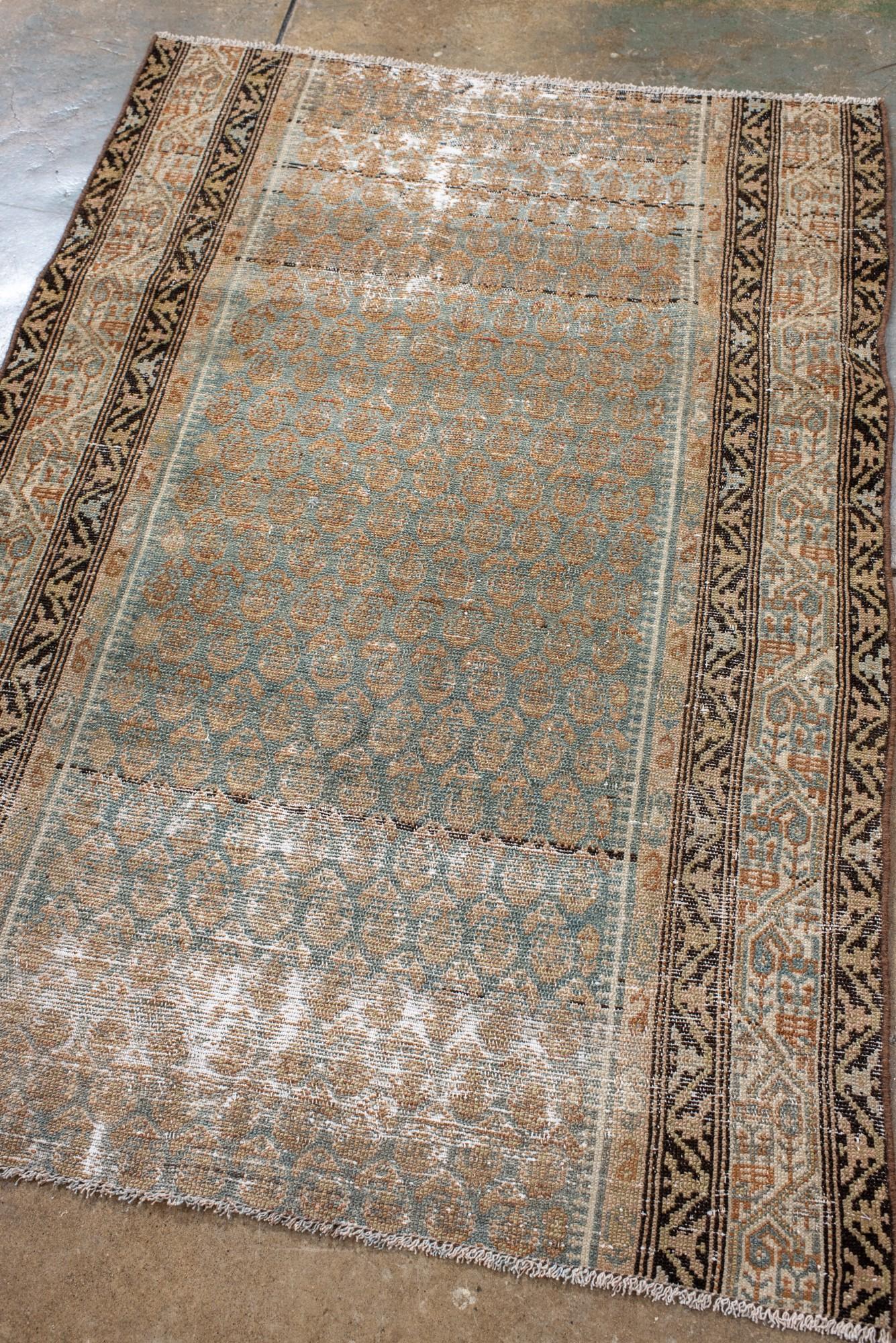Persiano Tappeto antico Malayer con campo blu cielo e patina morbidamente sbiadita in vendita