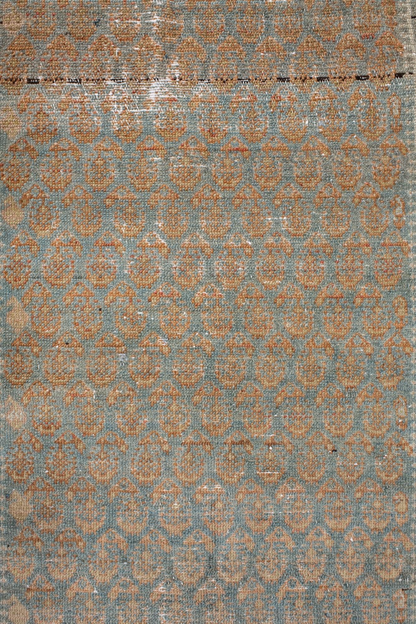 Annodato a mano Tappeto antico Malayer con campo blu cielo e patina morbidamente sbiadita in vendita