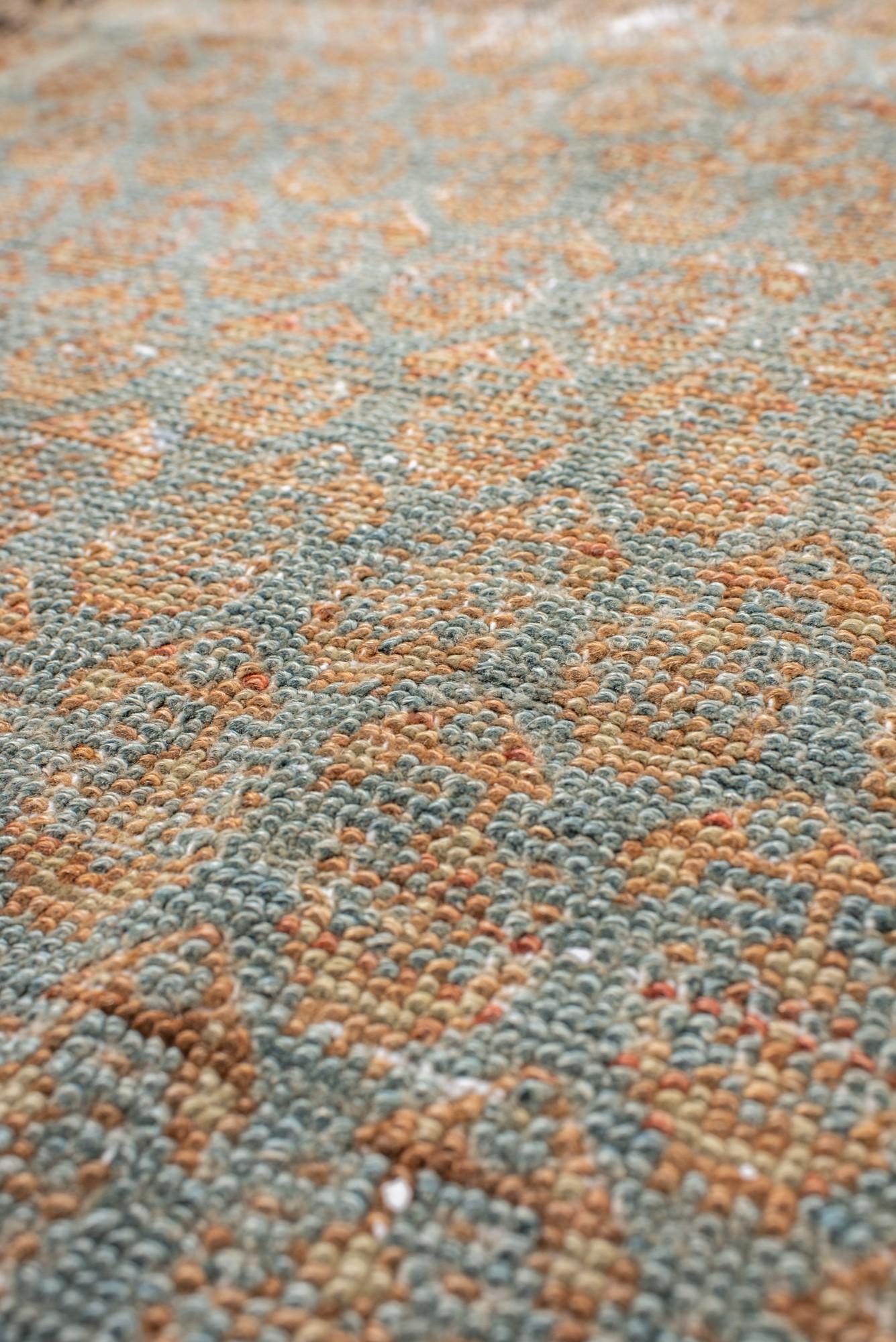 Tappeto antico Malayer con campo blu cielo e patina morbidamente sbiadita In condizioni discrete in vendita a New York, NY