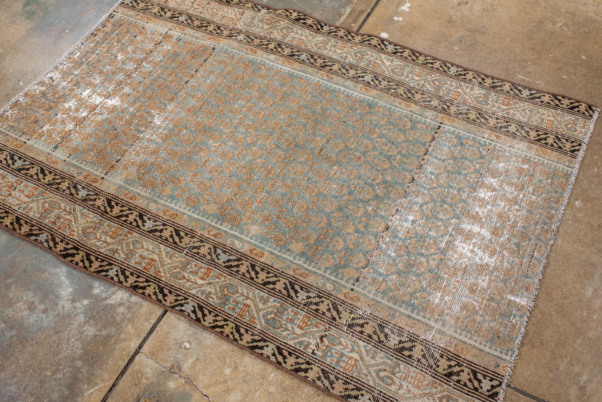 XX secolo Tappeto antico Malayer con campo blu cielo e patina morbidamente sbiadita in vendita