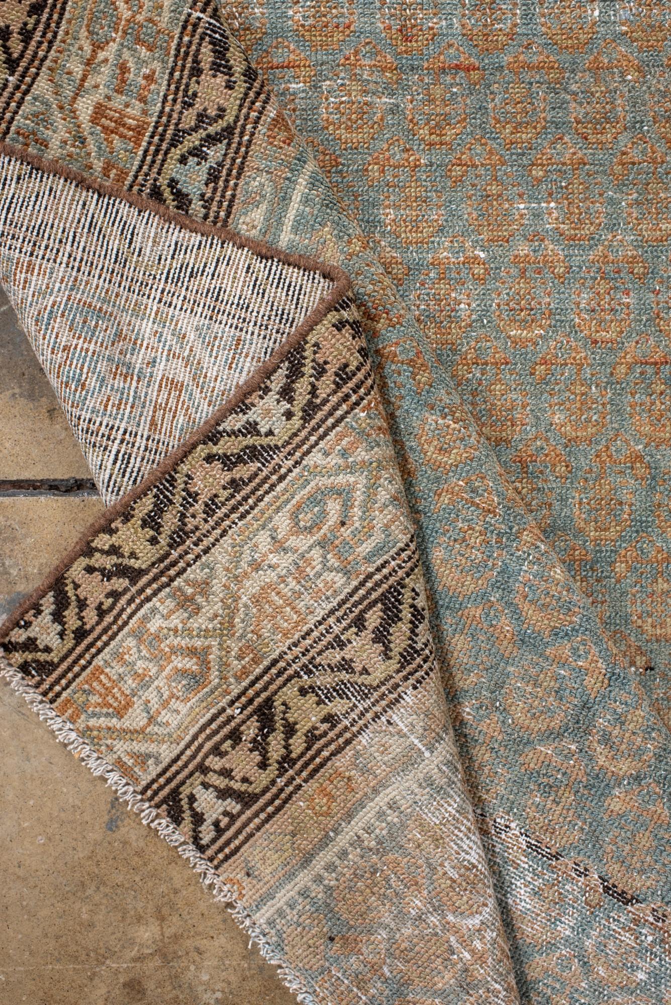 Tappeto antico Malayer con campo blu cielo e patina morbidamente sbiadita in vendita 1