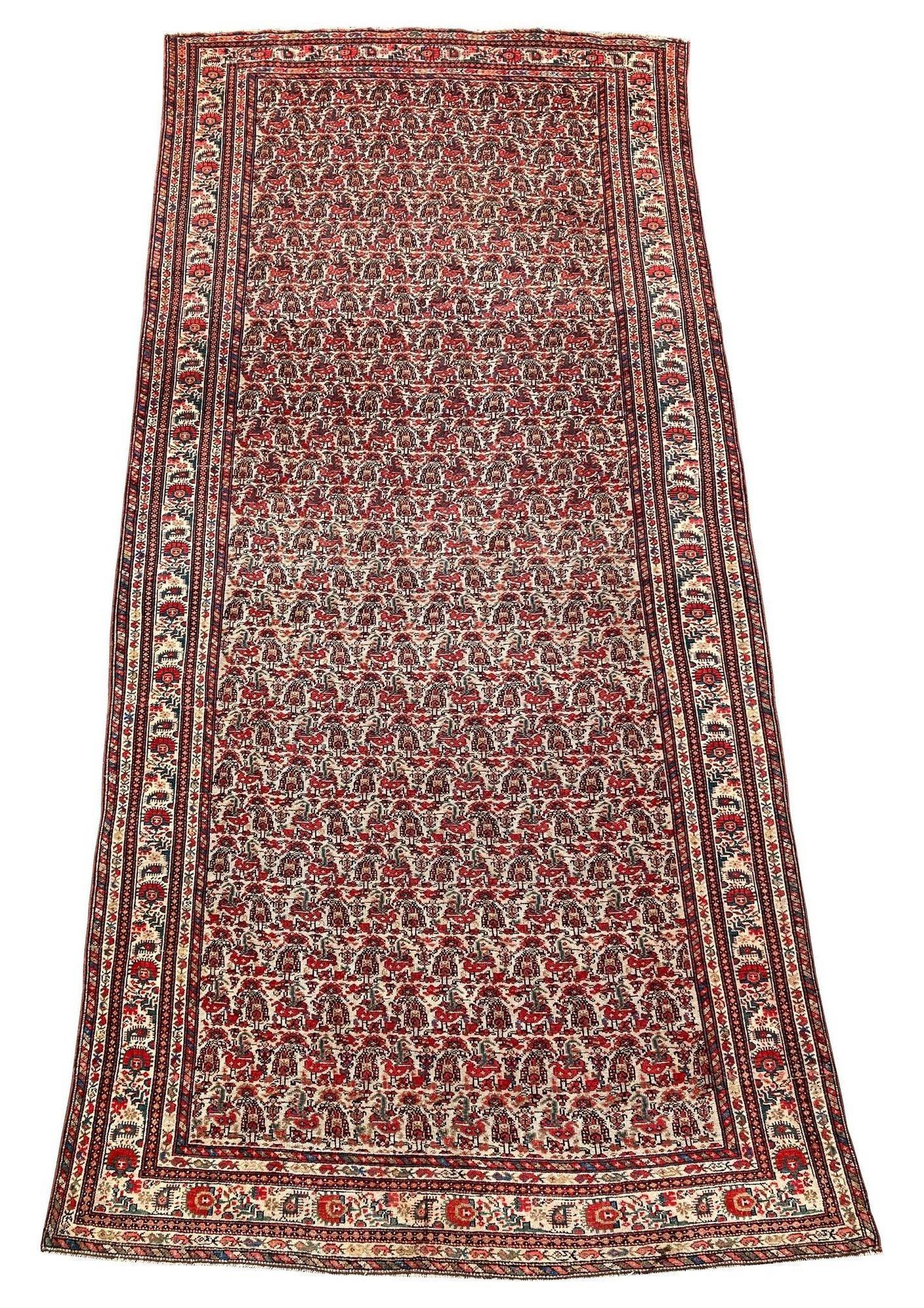 Ein schöner, antiker, breiter Läufer von Malayer, handgewebt um 1900 mit einem floralen Allover-Muster auf einem elfenbeinfarbenen Feld und fabelhaften Sekundärfarben. Beachten Sie die charmanten kleinen Vögel, die das Design durchziehen.
Größe: