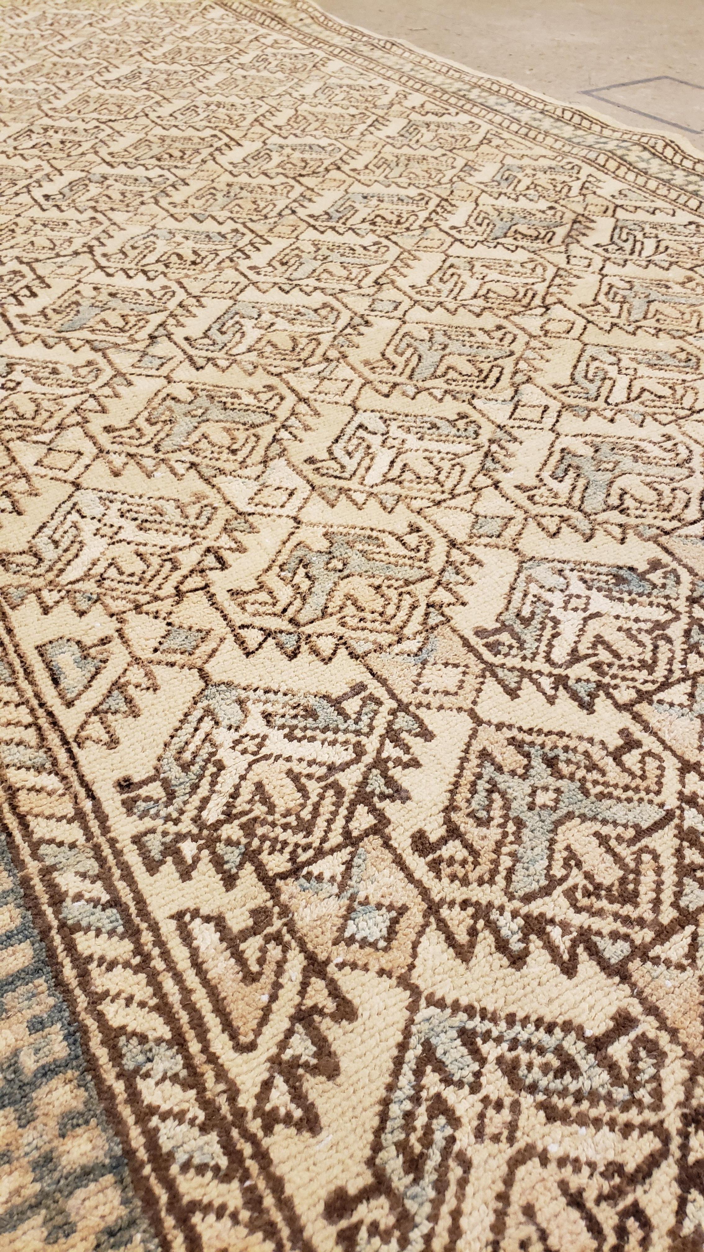Antiker Malayer-Läufer, handgefertigter orientalischer Teppich, elfenbeinfarben, grau, taupe, Goyard-Muster (Persisch) im Angebot