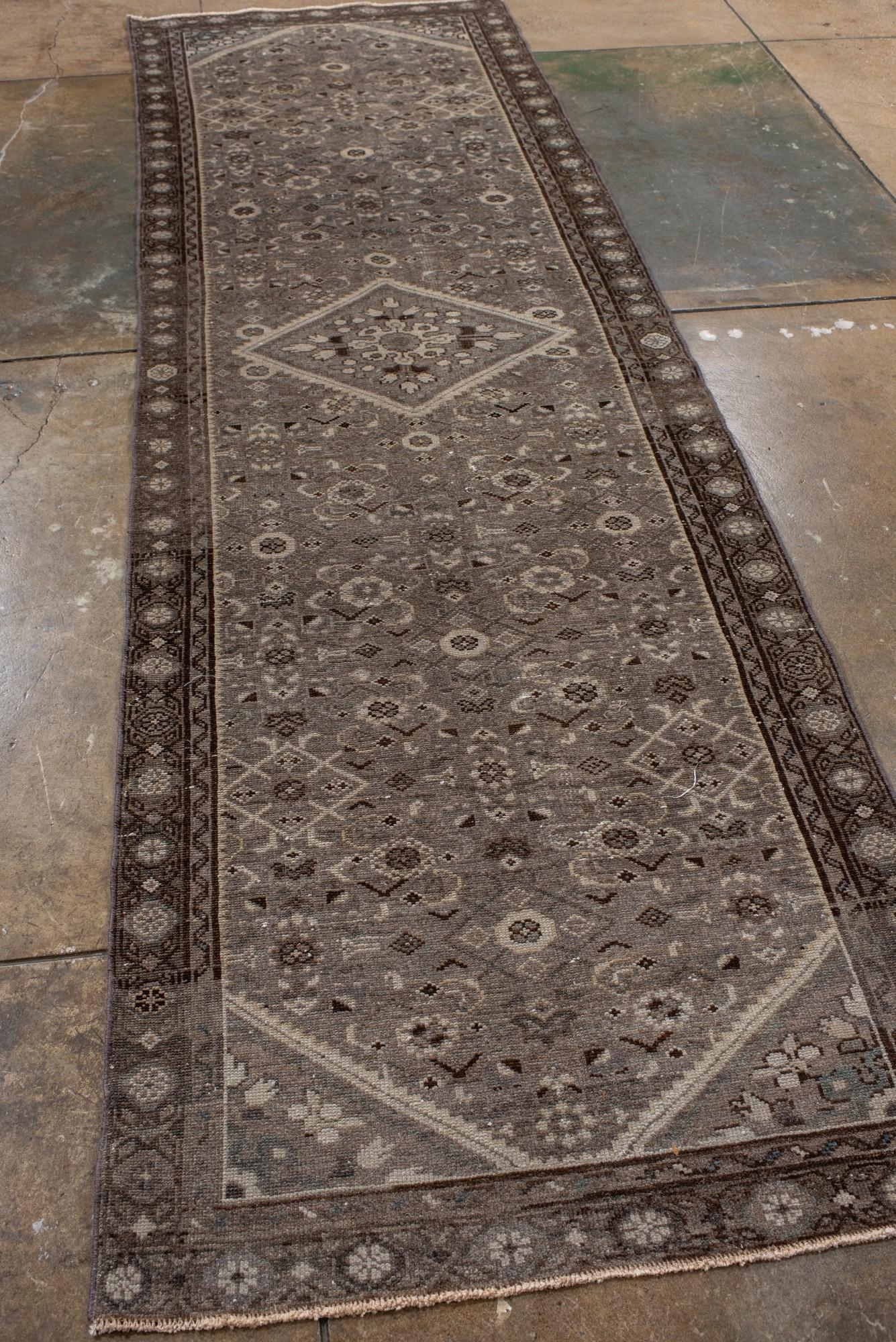 Perse Chemin de table antique Malayer en gris doux et marron avec médaillon en vente
