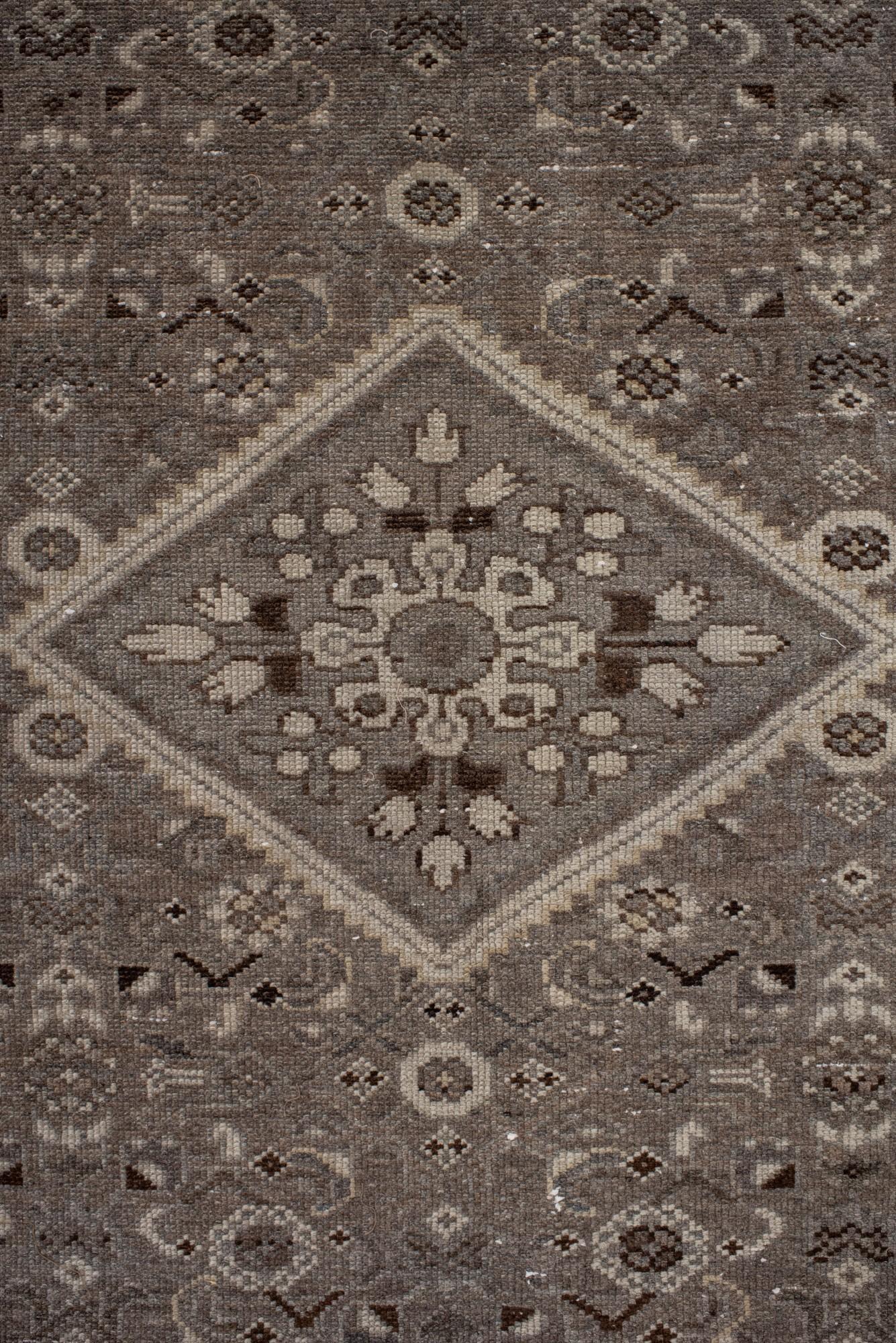 Noué à la main Chemin de table antique Malayer en gris doux et marron avec médaillon en vente