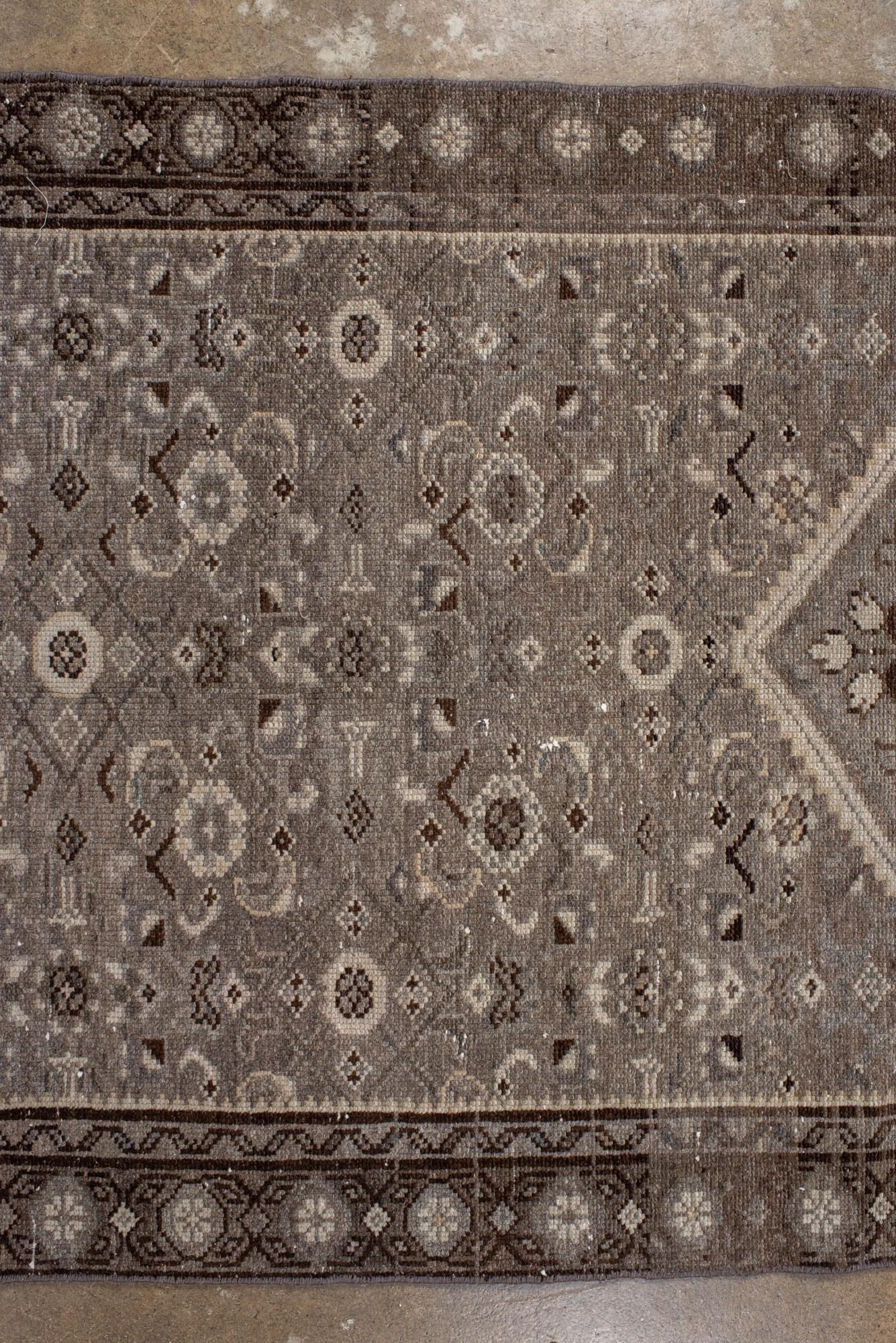 Chemin de table antique Malayer en gris doux et marron avec médaillon Bon état - En vente à New York, NY