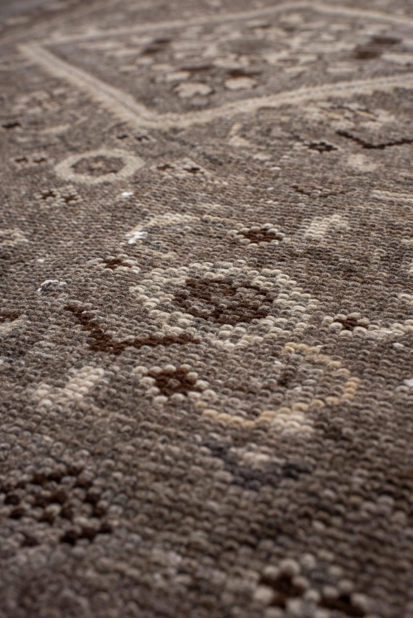 20ième siècle Chemin de table antique Malayer en gris doux et marron avec médaillon en vente