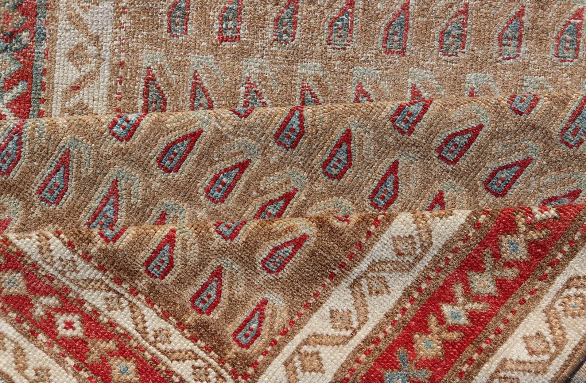 Traves de Mesa Malayer Antiguo con Diseño de Paisley por Encima en Rojo, Marrón y Azul en venta 5