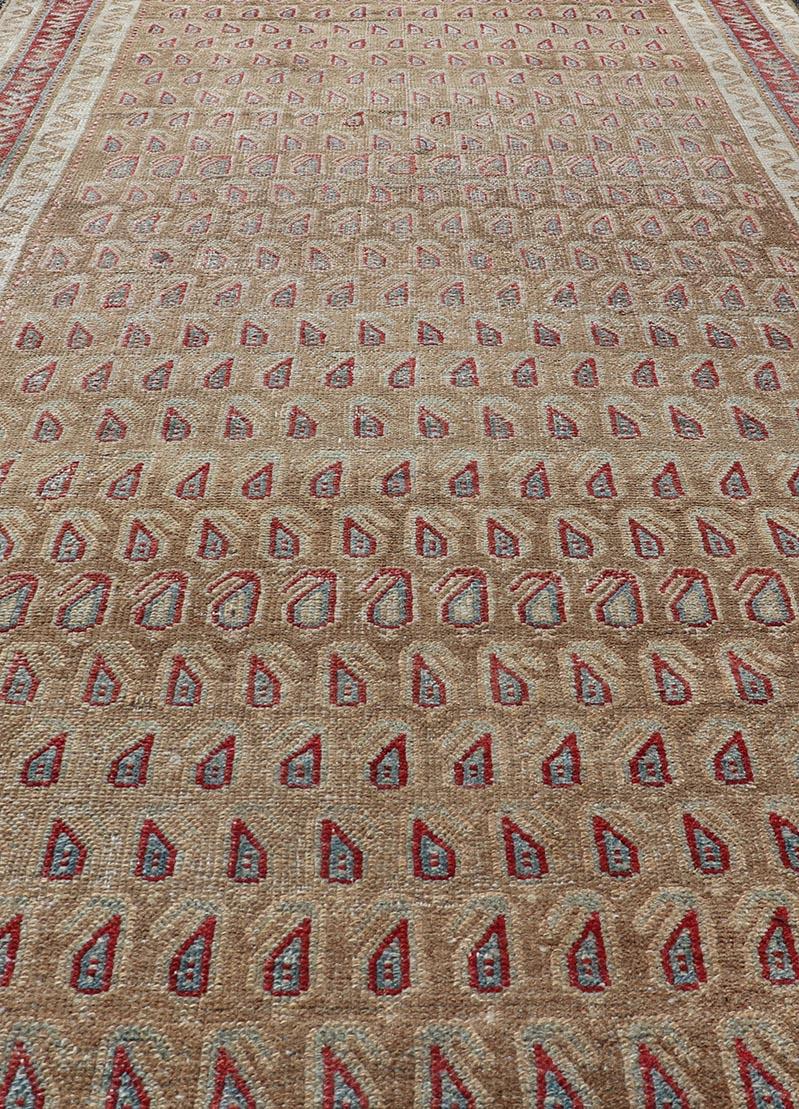 Traves de Mesa Malayer Antiguo con Diseño de Paisley por Encima en Rojo, Marrón y Azul siglo XX en venta