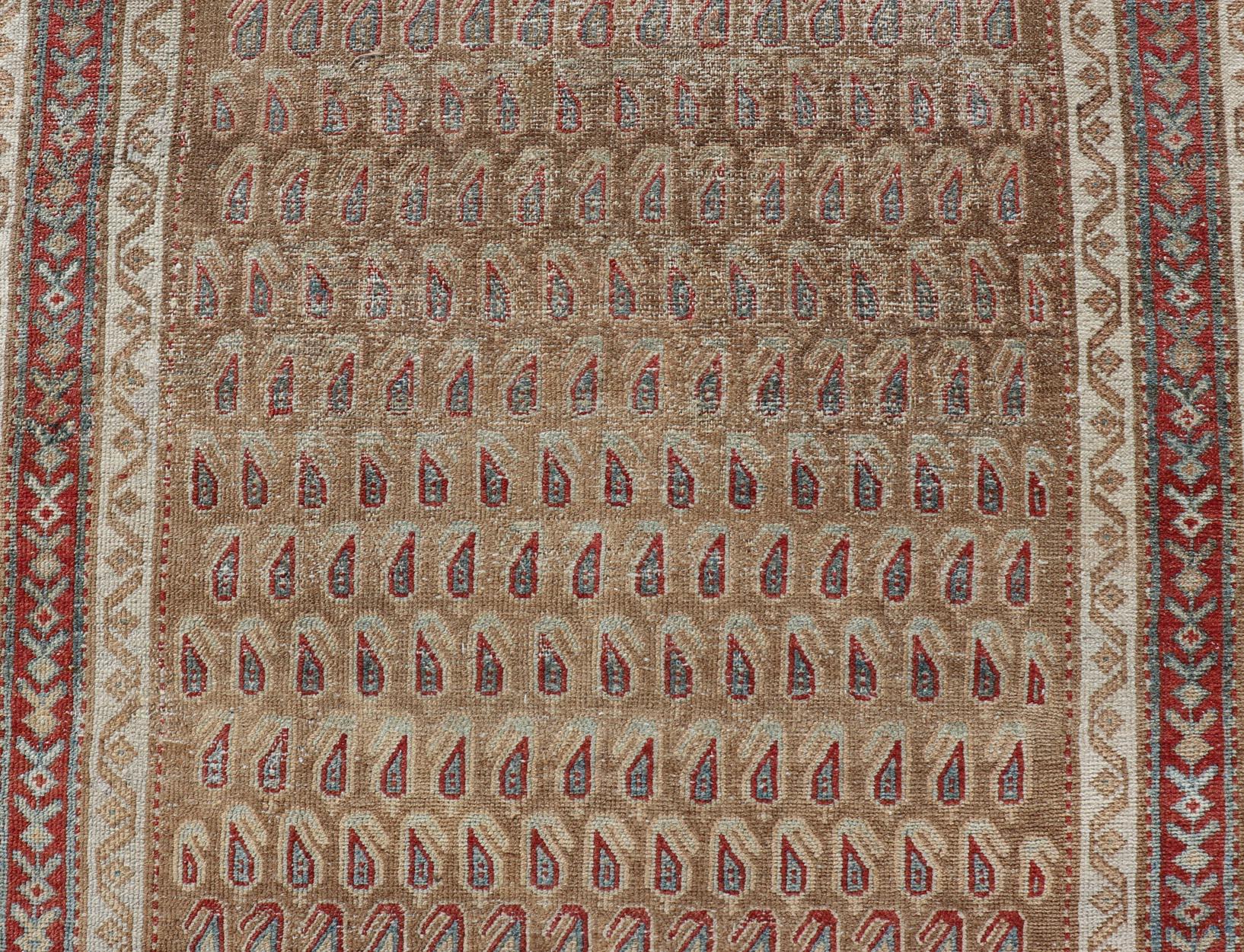 Traves de Mesa Malayer Antiguo con Diseño de Paisley por Encima en Rojo, Marrón y Azul Lana en venta