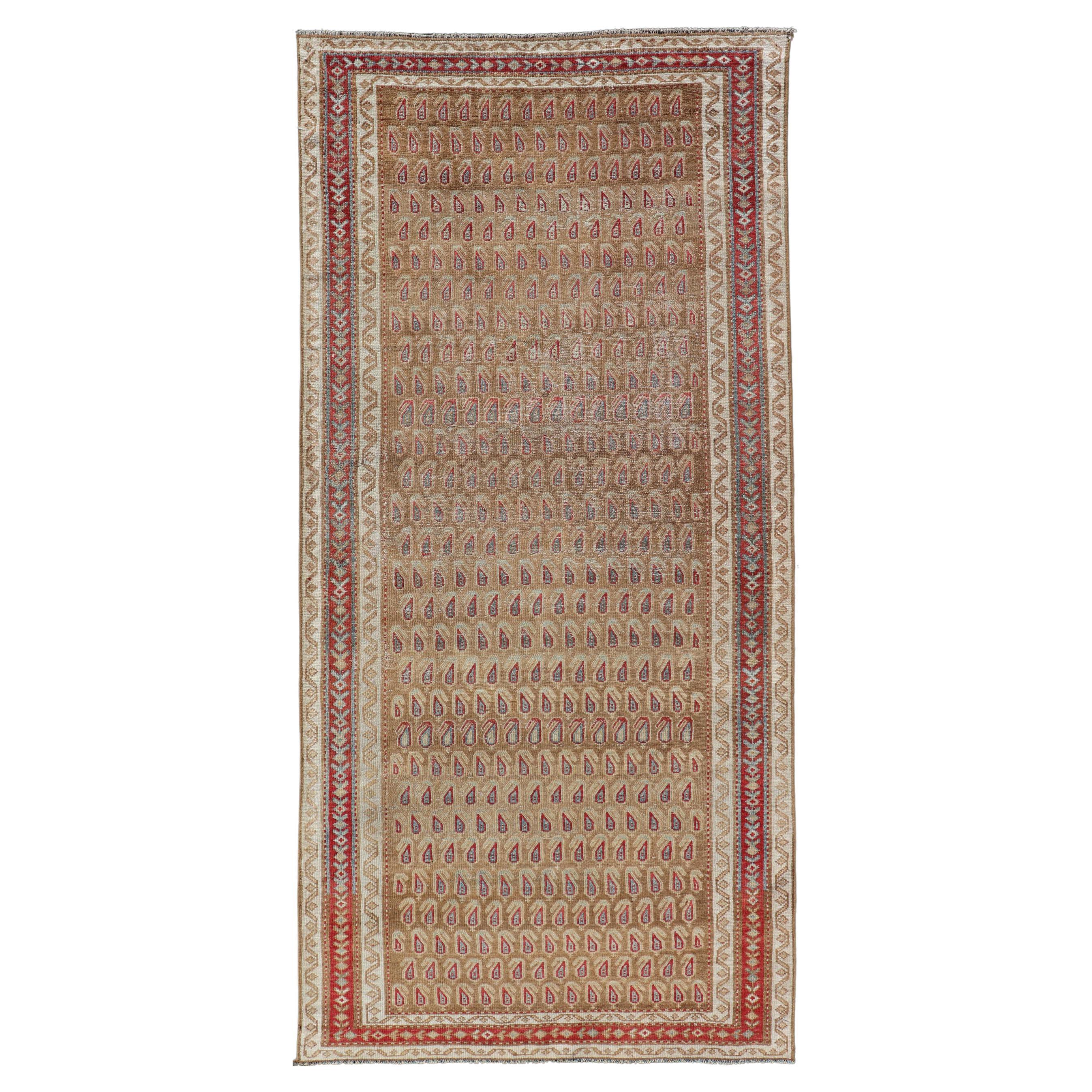 Traves de Mesa Malayer Antiguo con Diseño de Paisley por Encima en Rojo, Marrón y Azul en venta
