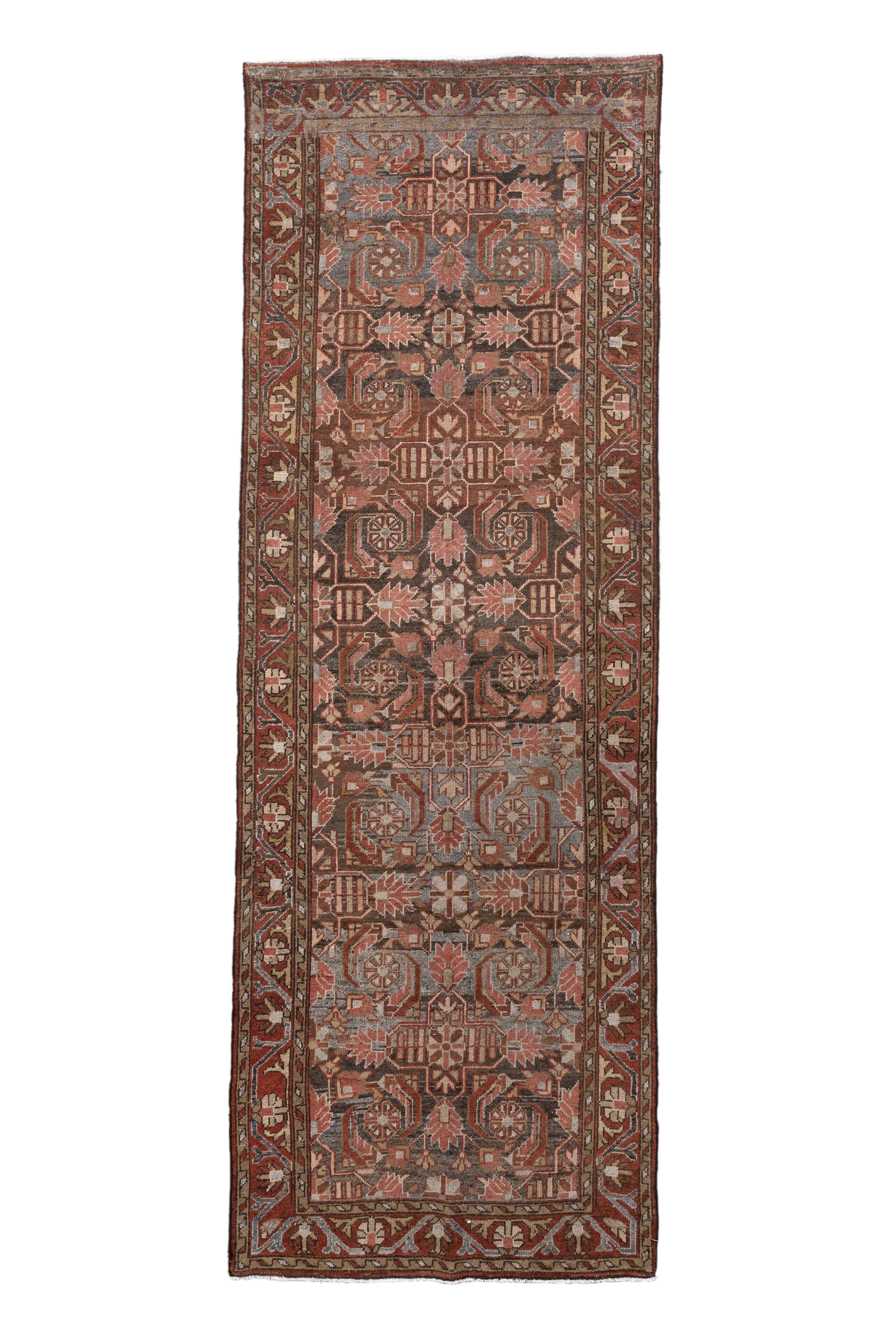   Ein fein gewebter antiker Malayer-Läufer aus Nordwestpersien mit einem sich wiederholenden floralen Gittermuster in warmem Rost, Elfenbein und Schieferblau. Das komplizierte Muster besteht aus stilisierten Palmetten und eckigen Ranken, die von
