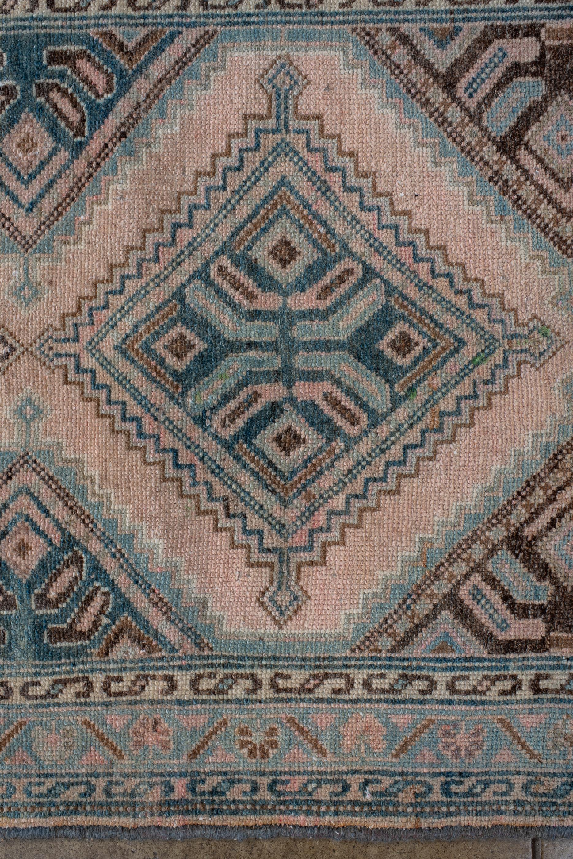 Antique Malayer Runner with Beige Field and Diamond Palmettes  In Good Condition For Sale In New York, NY