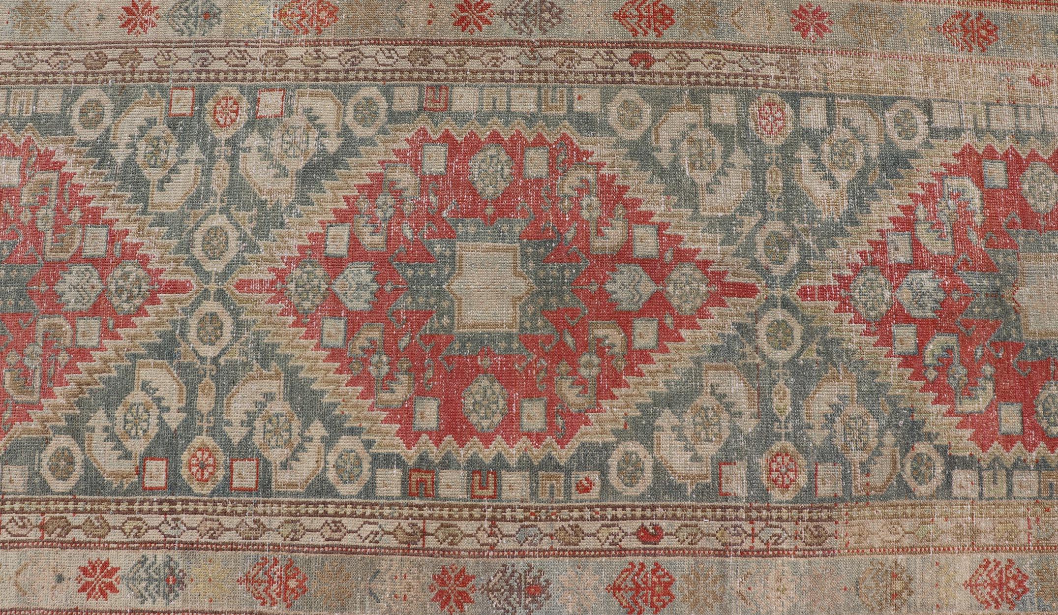 Runner antico in Malayer con audaci medaglioni geometrici in colori tenui 3'1 
