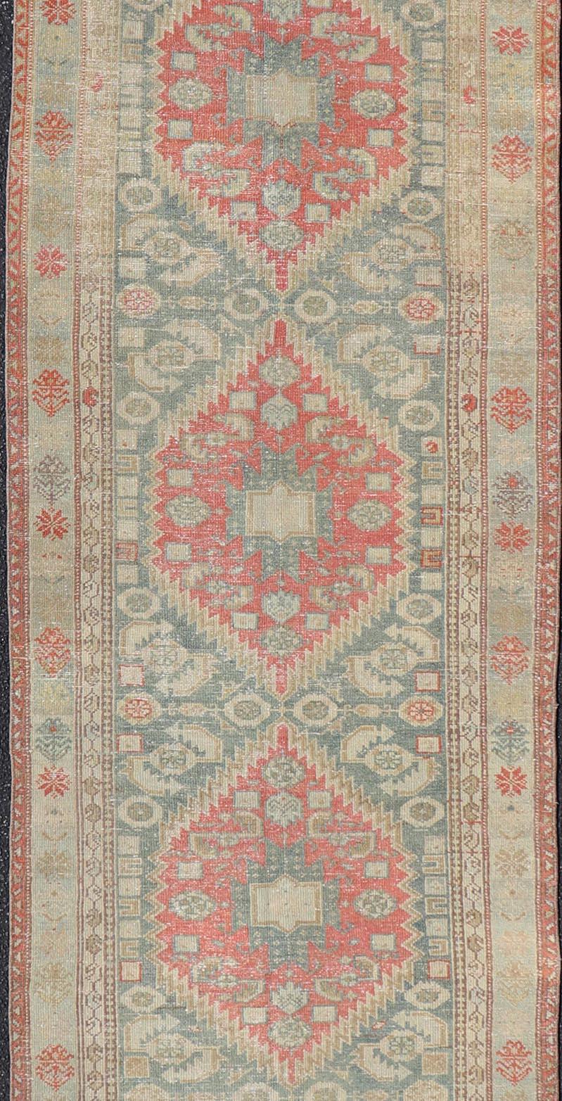 Annodato a mano Runner antico in Malayer con audaci medaglioni geometrici in colori tenui 3'1 