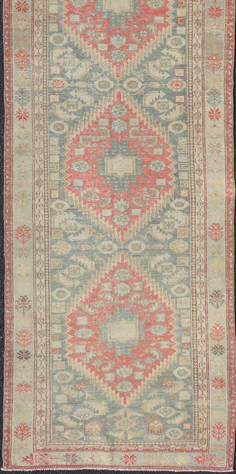 Runner antico in Malayer con audaci medaglioni geometrici in colori tenui 3'1 