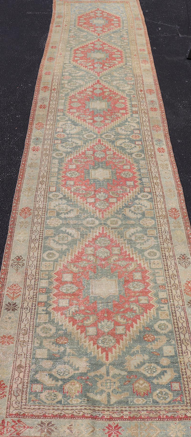 Runner antico in Malayer con audaci medaglioni geometrici in colori tenui 3'1 