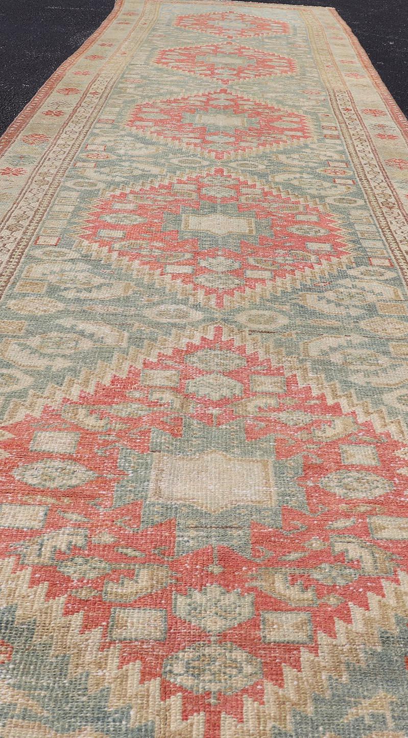 Runner antico in Malayer con audaci medaglioni geometrici in colori tenui 3'1 
