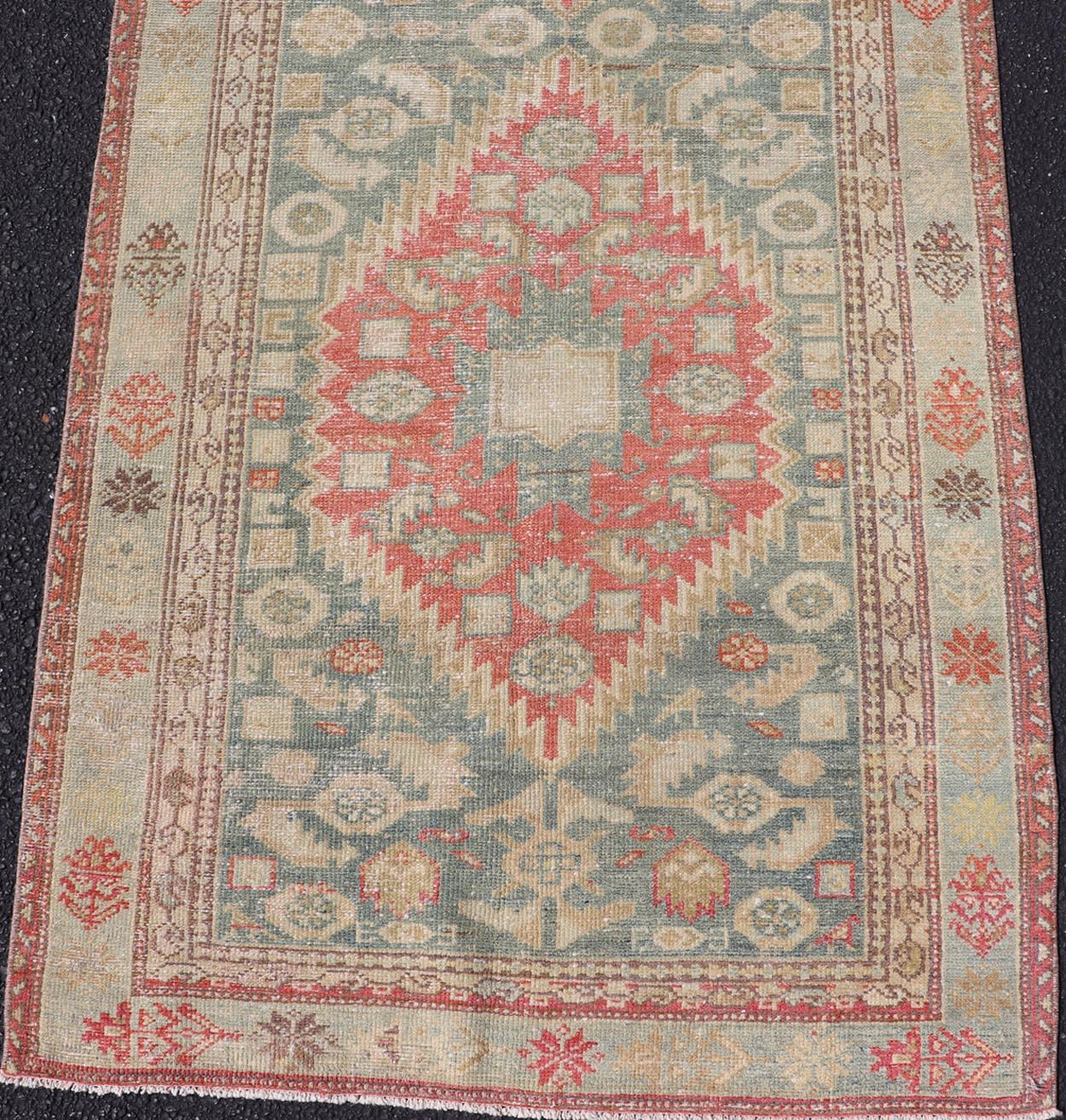 Runner antico in Malayer con audaci medaglioni geometrici in colori tenui 3'1 