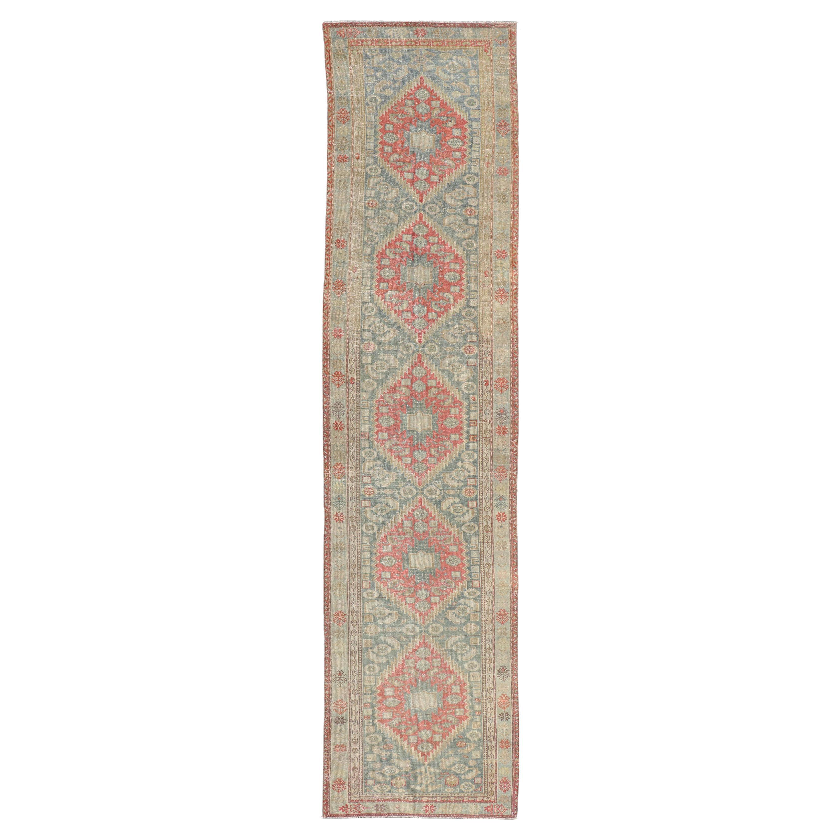 Runner antico in Malayer con audaci medaglioni geometrici in colori tenui 3'1 "x14'1". in vendita