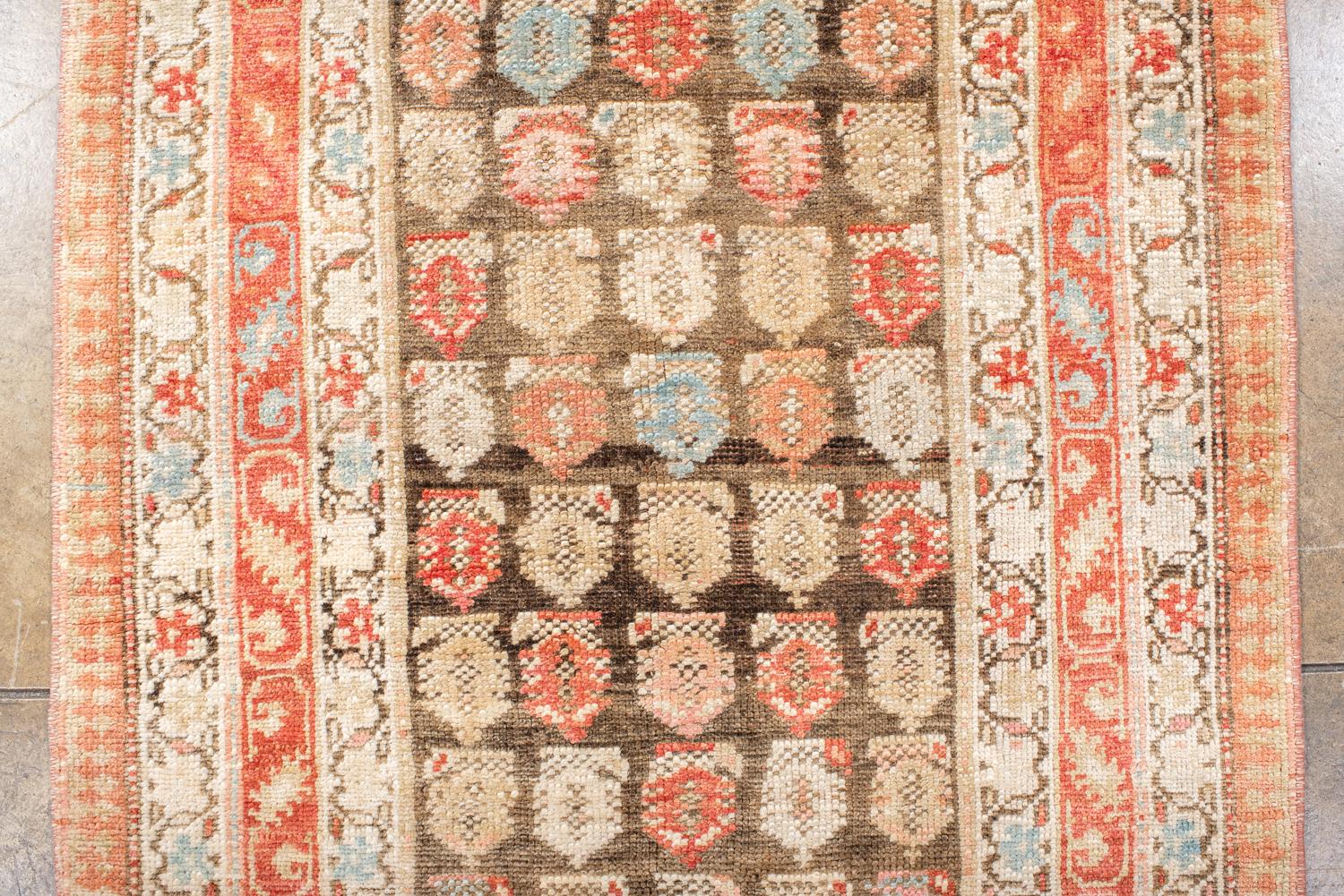 Antico runner Malayer con Charme Antiques floreale In condizioni buone in vendita a New York, NY