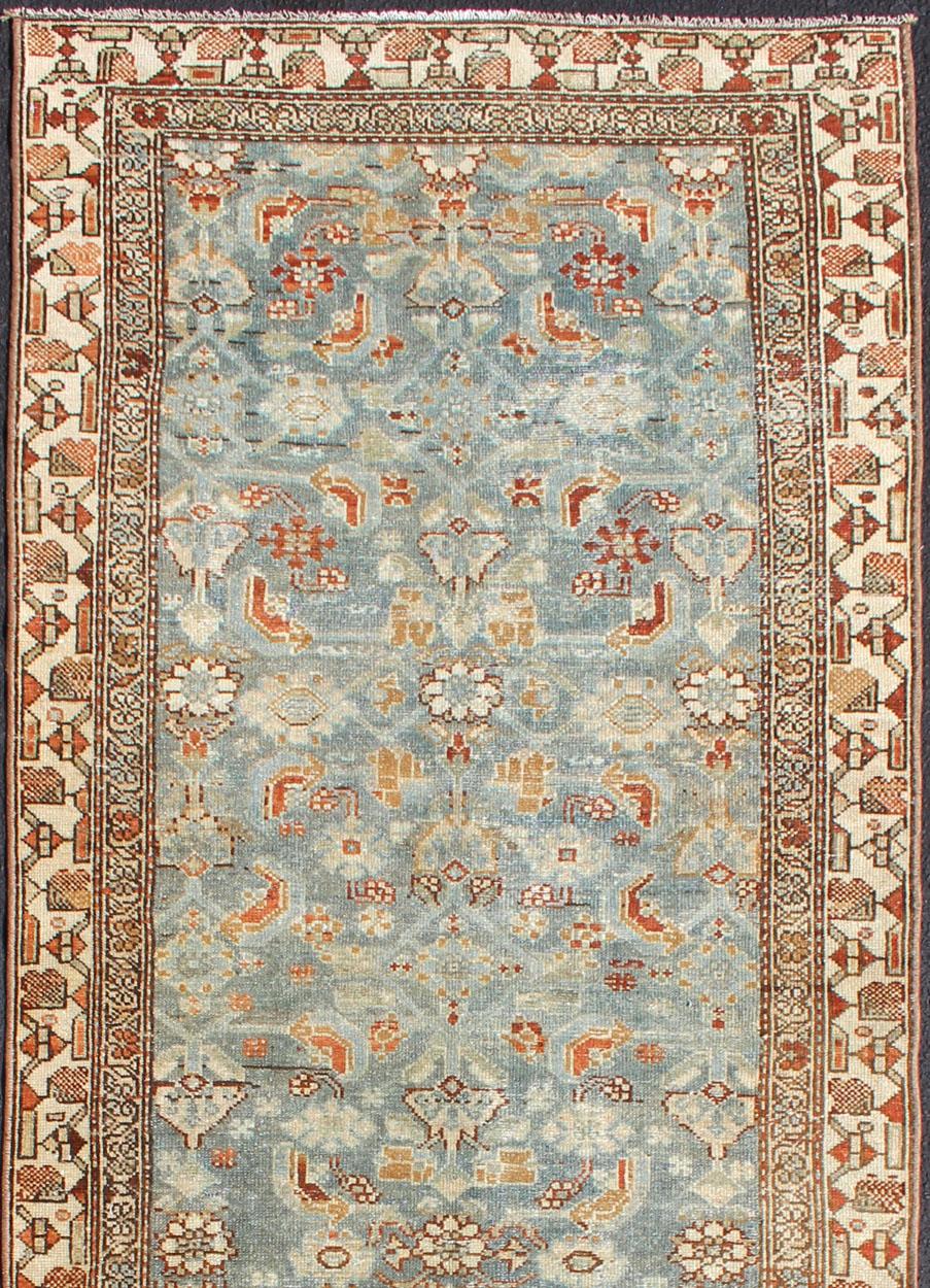 Tapis de course persan à motif all-over avec des couleurs gris bleu et orange, tapis SUS-1908-371, pays d'origine / type : Iran / Malayer, vers 1900

Ce long tapis persan Malayer, datant des années 1900, est une pièce unique et complexe. Le champ