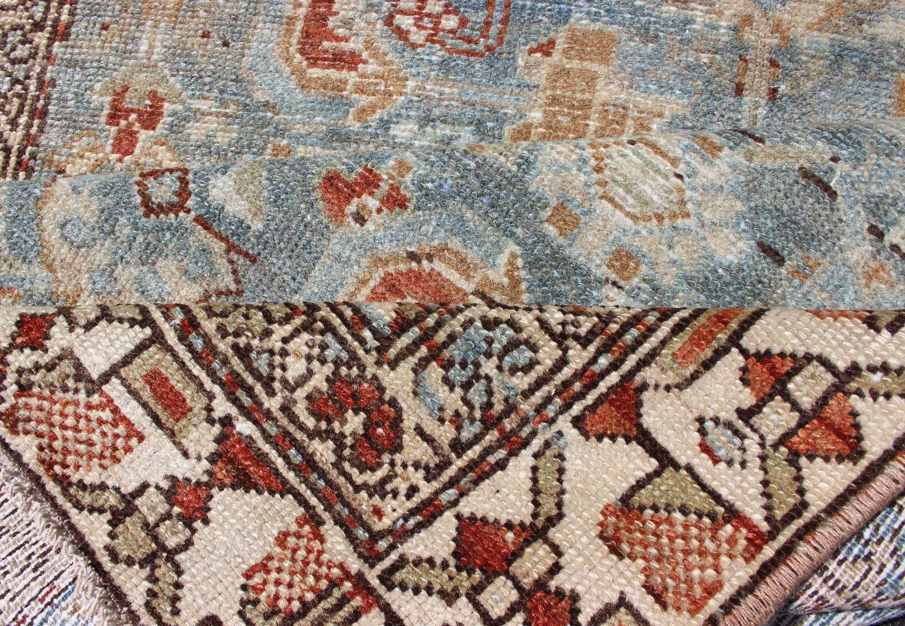 Début du 20ème siècle Chemin de table ancien Malayer avec motifs géométriques en bleu gris et orange brûlé en vente