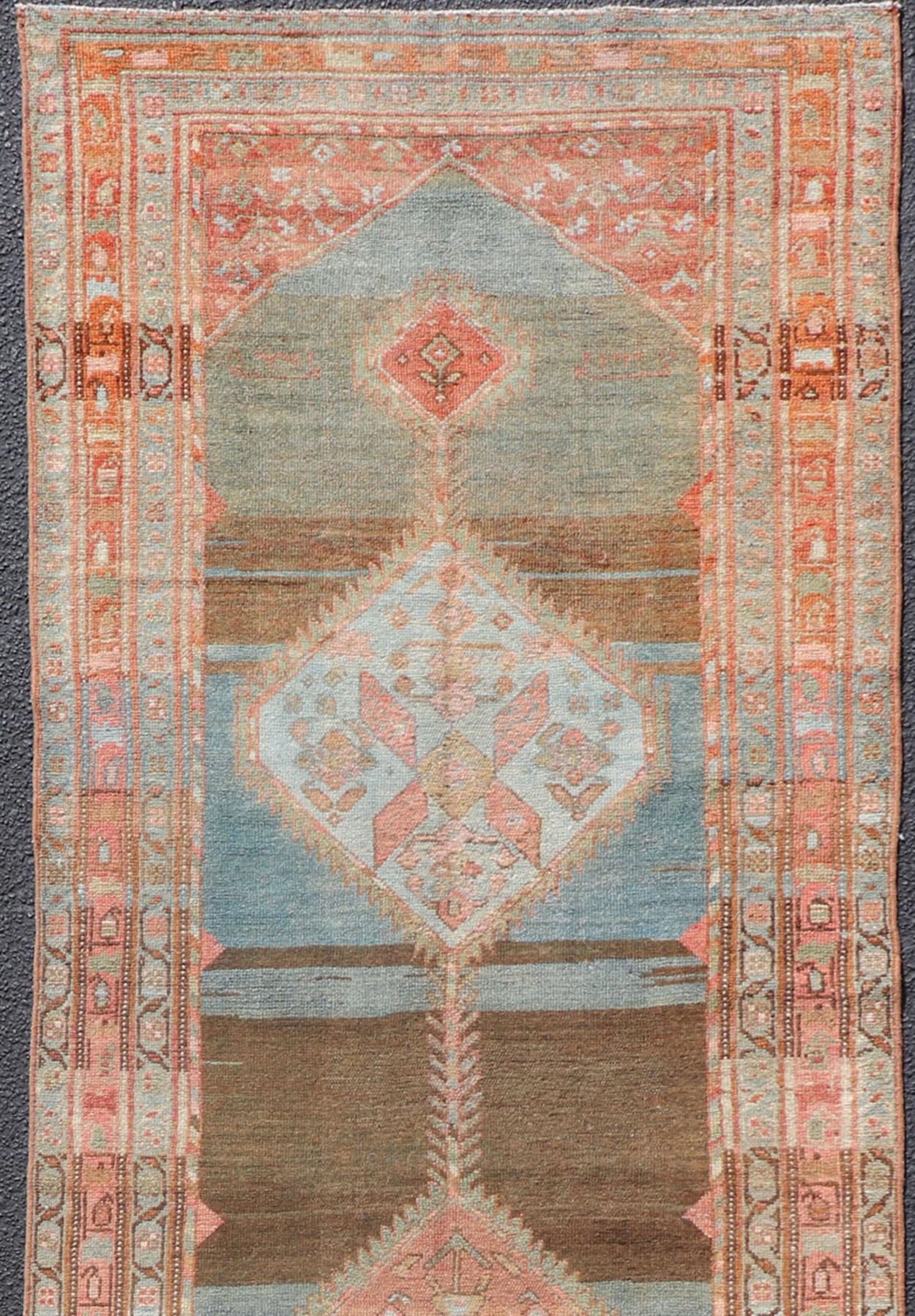 Runner persiano Malayer dal design geometrico a medaglioni con colori antracite, grigio, blu, rosso e arancione, tappeto EN-2344, Paese d'origine/tipo: Iran / Malayer, circa 1910

Questo lungo runner persiano antico, risalente agli anni '1910, è