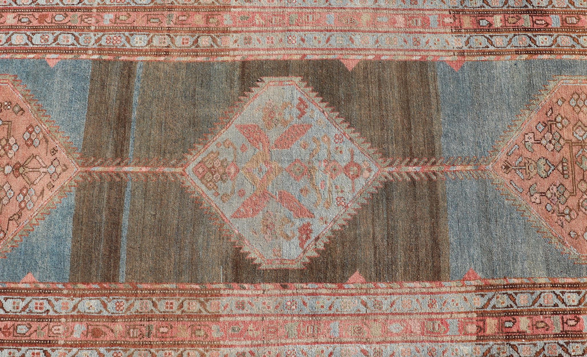 Runner antico in malayer con disegni geometrici in grigio, blu, carbone e arancione in vendita 1