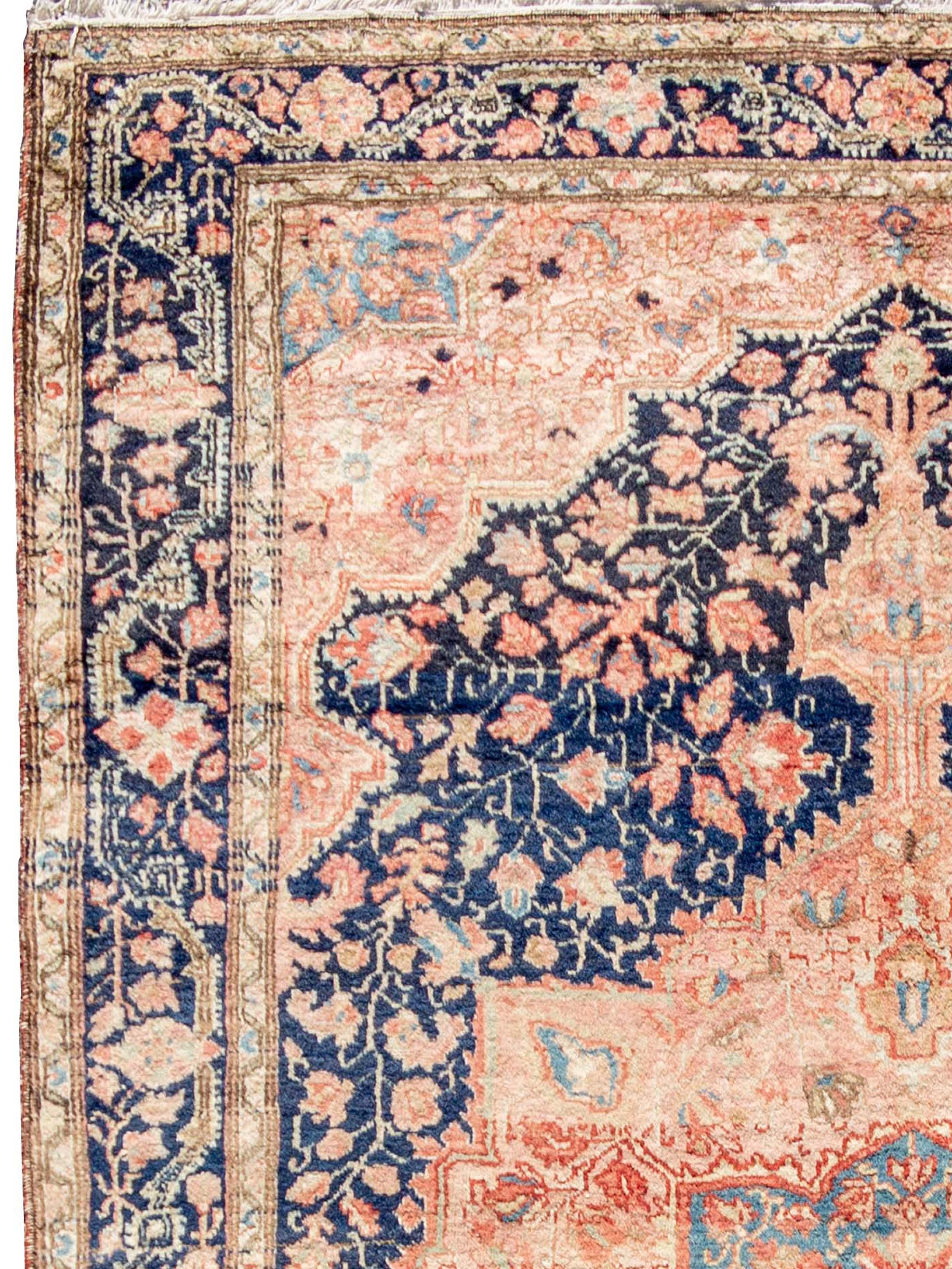 Tappeto antico Malayer Sarouk, inizio XX secolo

Tappeto Malayer Sarouk annodato a mano proveniente dalla Persia, inizio del XX secolo. Palette di salmone/corallo con pennacchi e bordi indaco, accenti avorio e azzurro.

Informazioni