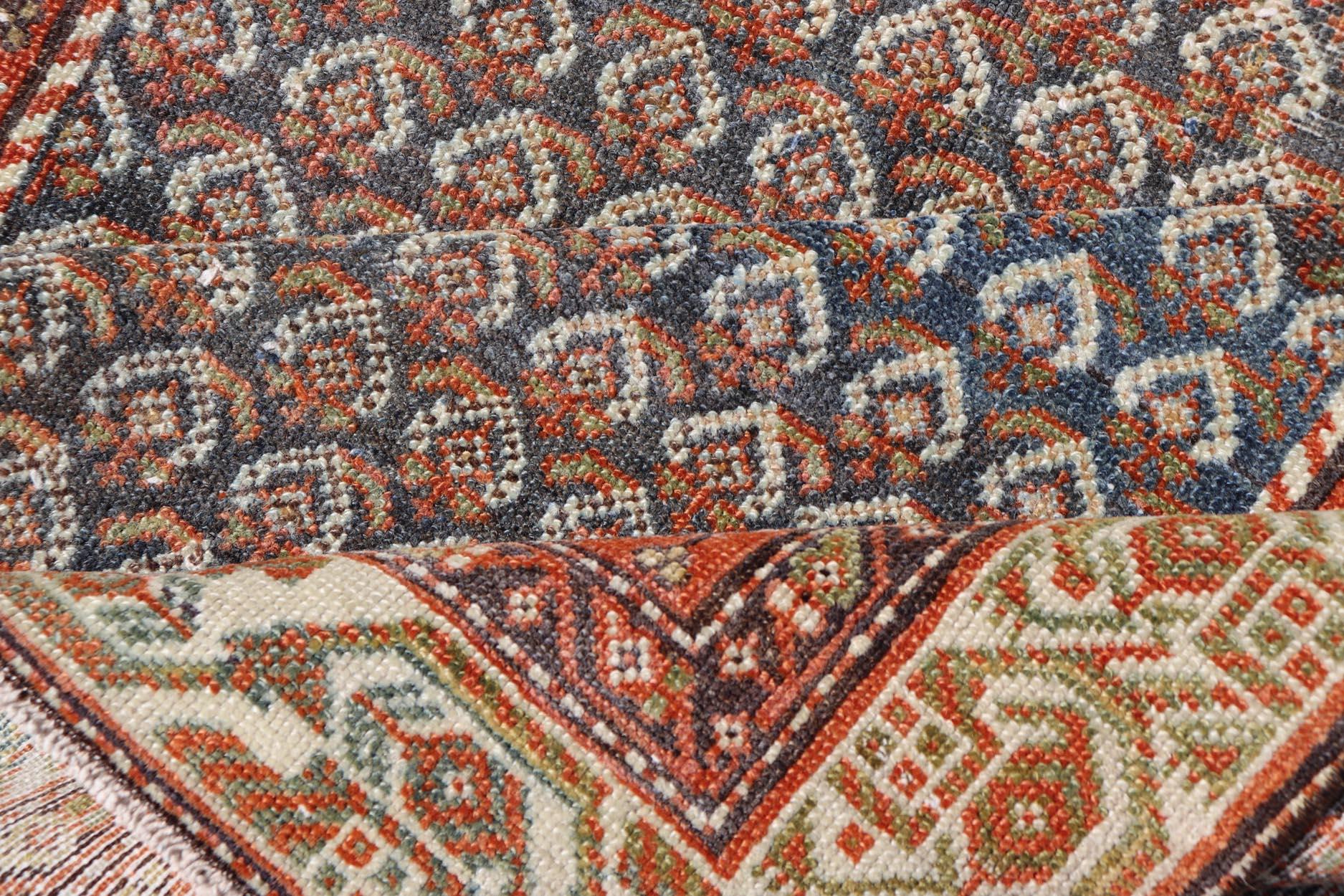 Malayer ancien avec motif cachemire sur un terrain bleu 3'5