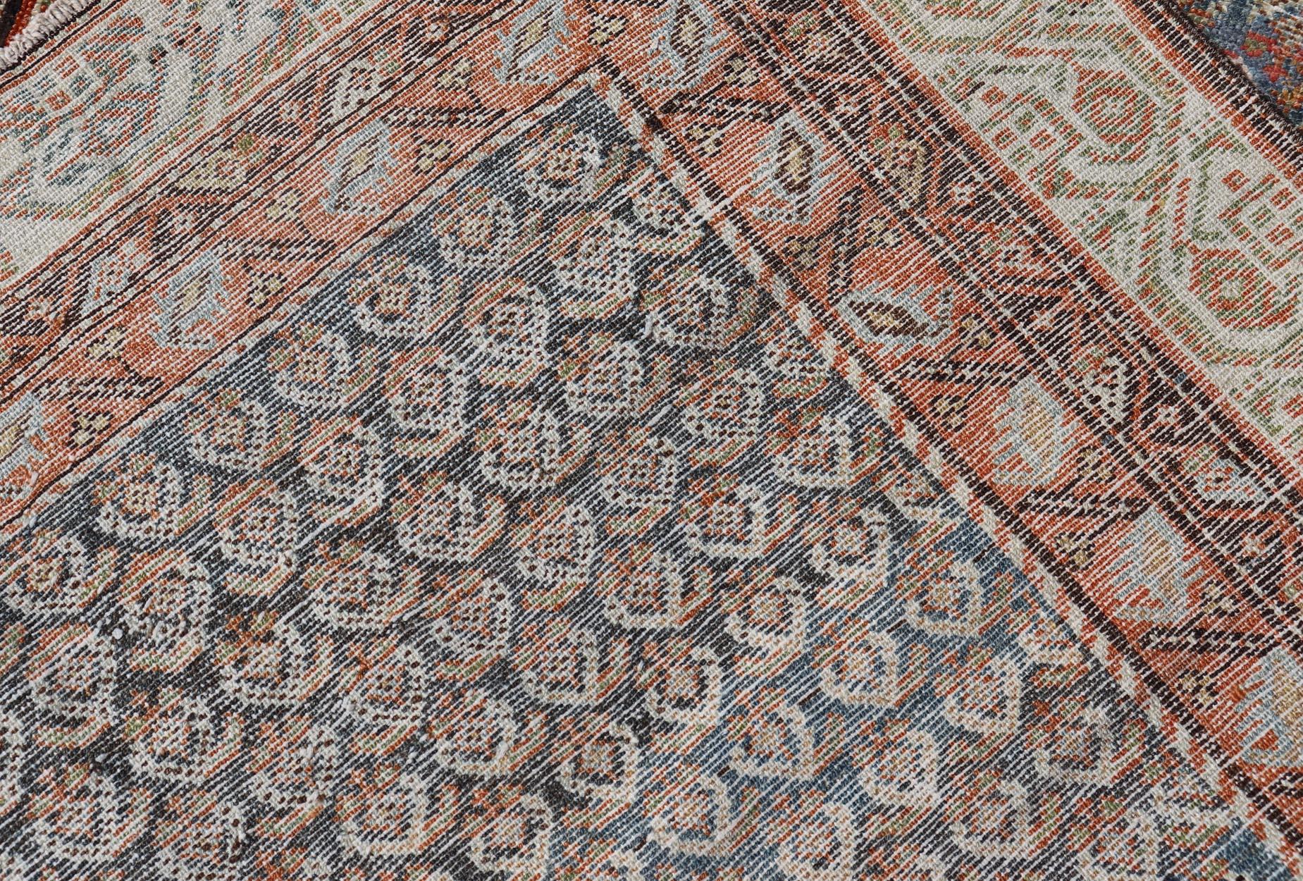 Malayer ancien avec motif cachemire sur un terrain bleu 3'5