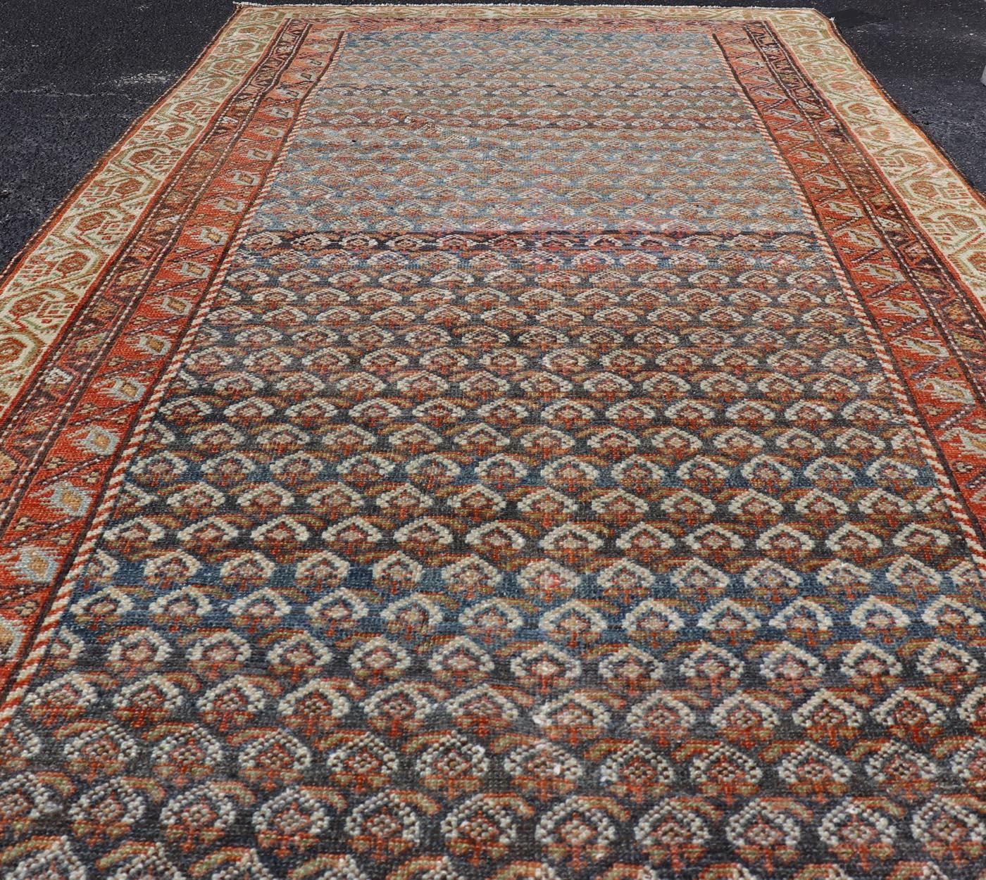 Malayer ancien avec motif cachemire sur un terrain bleu 3'5