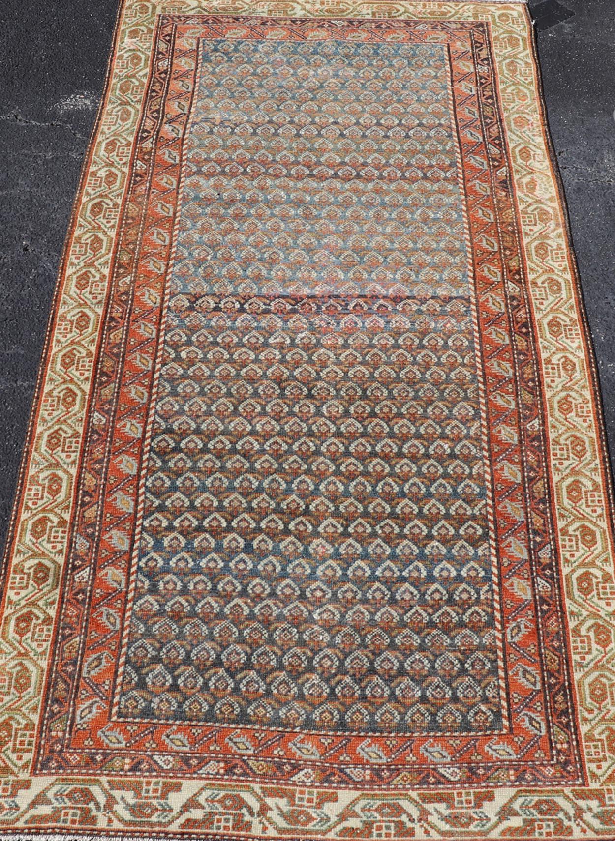 Malayer ancien avec motif cachemire sur un terrain bleu 3'5