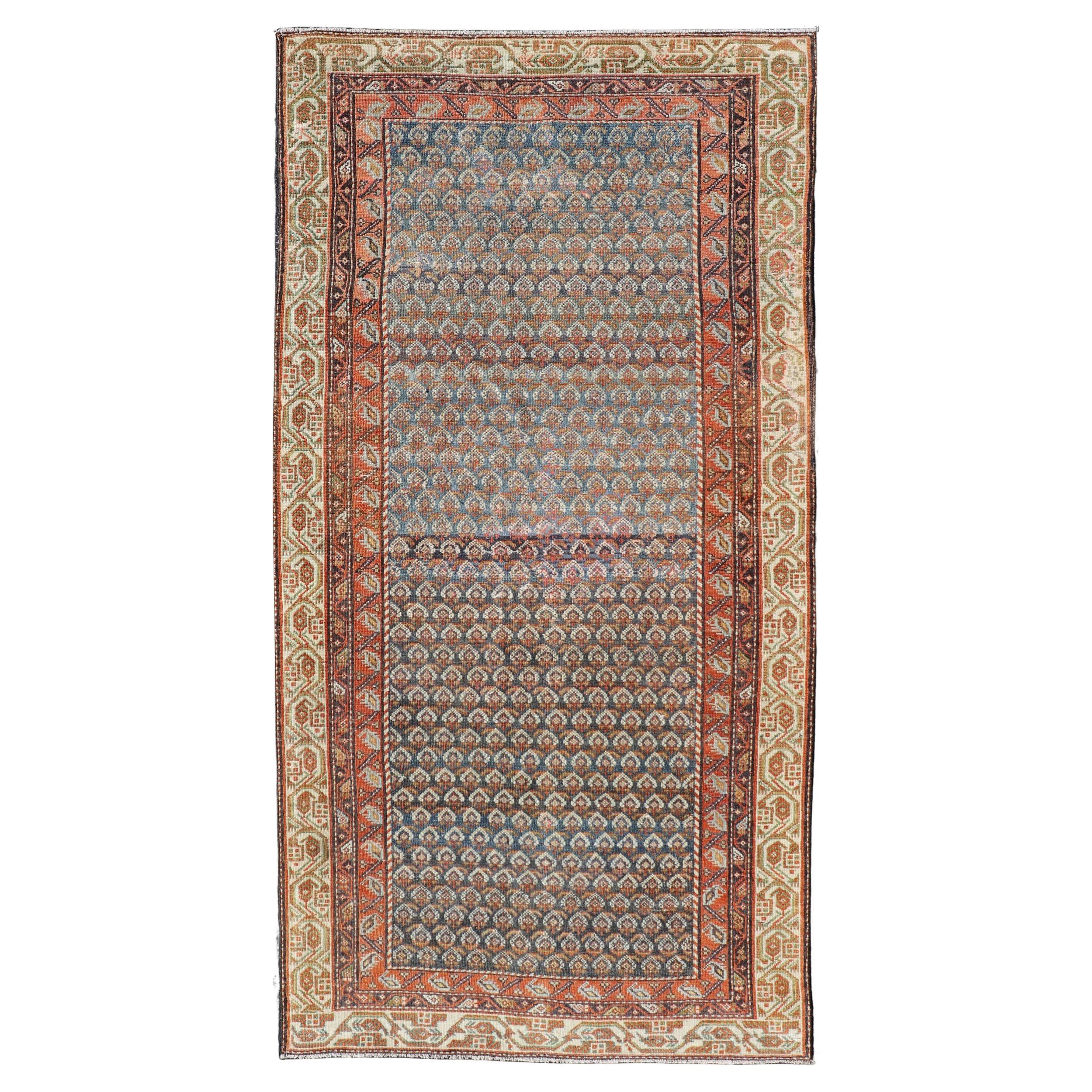 Malayer ancien avec motif cachemire sur un terrain bleu 3'5"x7'0" en vente