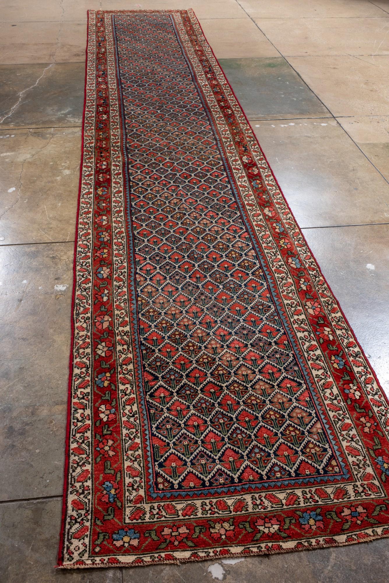 Antikes Malayer mit dunkelblauen und roten Details (Persisch) im Angebot