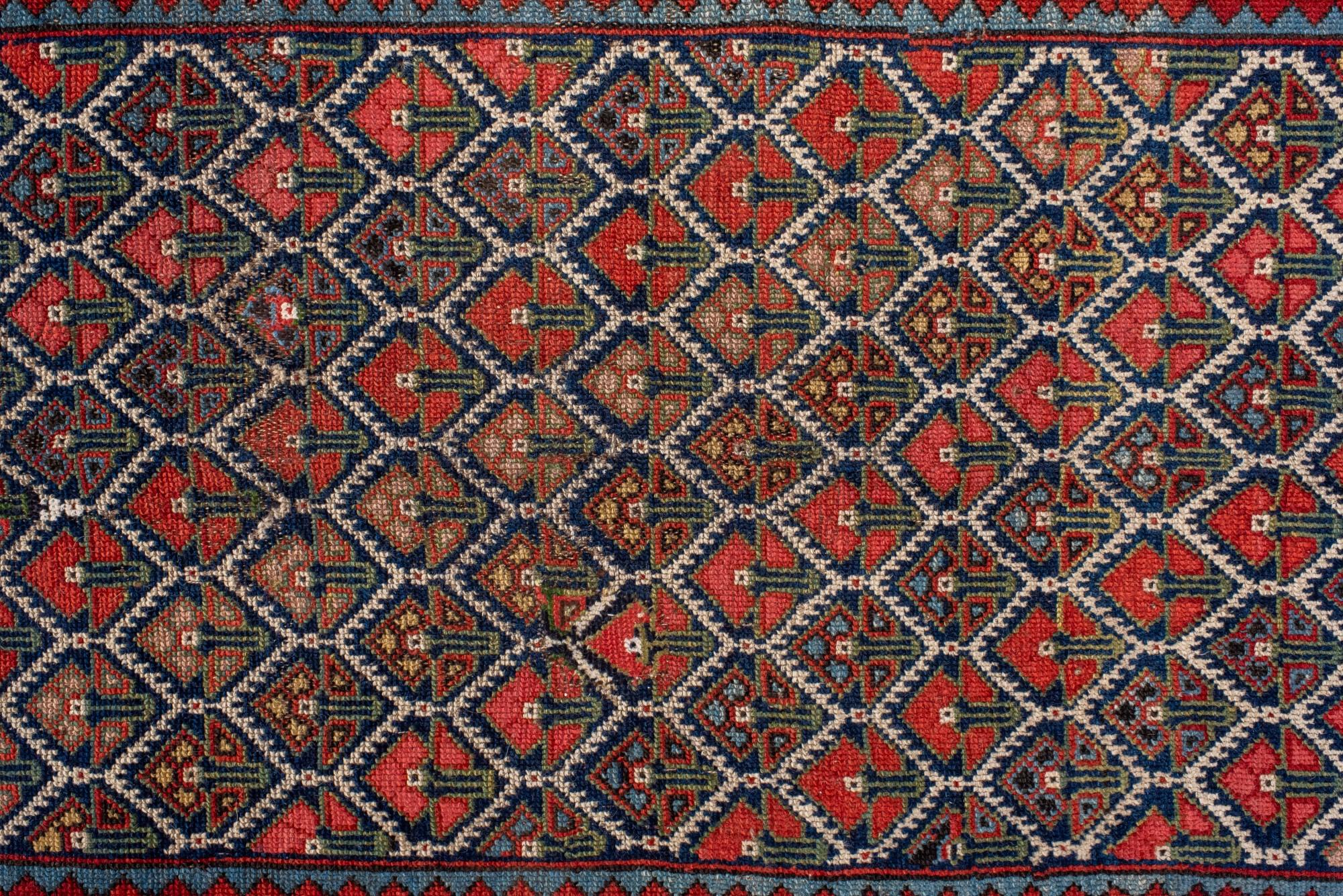 Antikes Malayer mit dunkelblauen und roten Details (Handgeknüpft) im Angebot