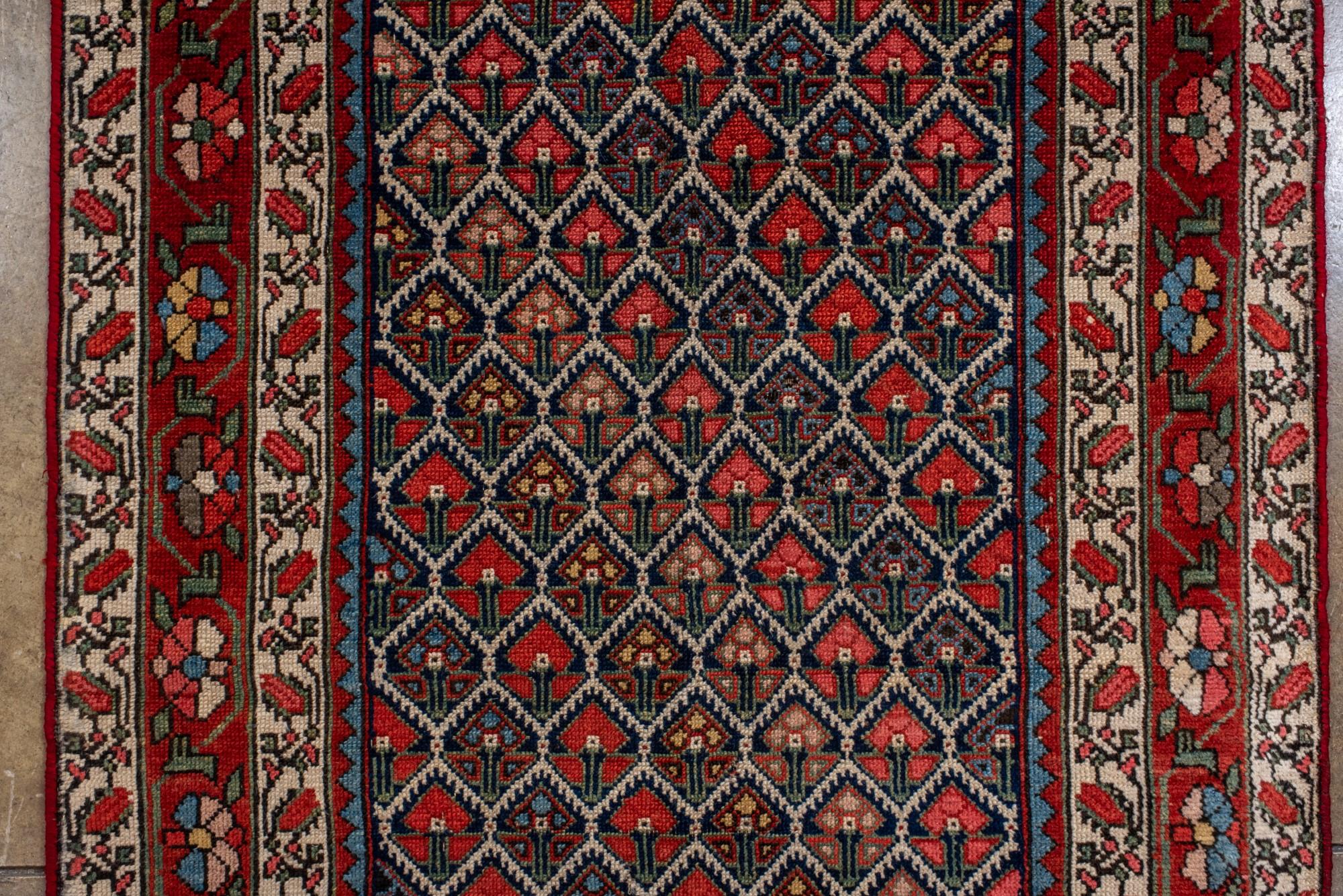 Antikes Malayer mit dunkelblauen und roten Details im Zustand „Gut“ im Angebot in New York, NY