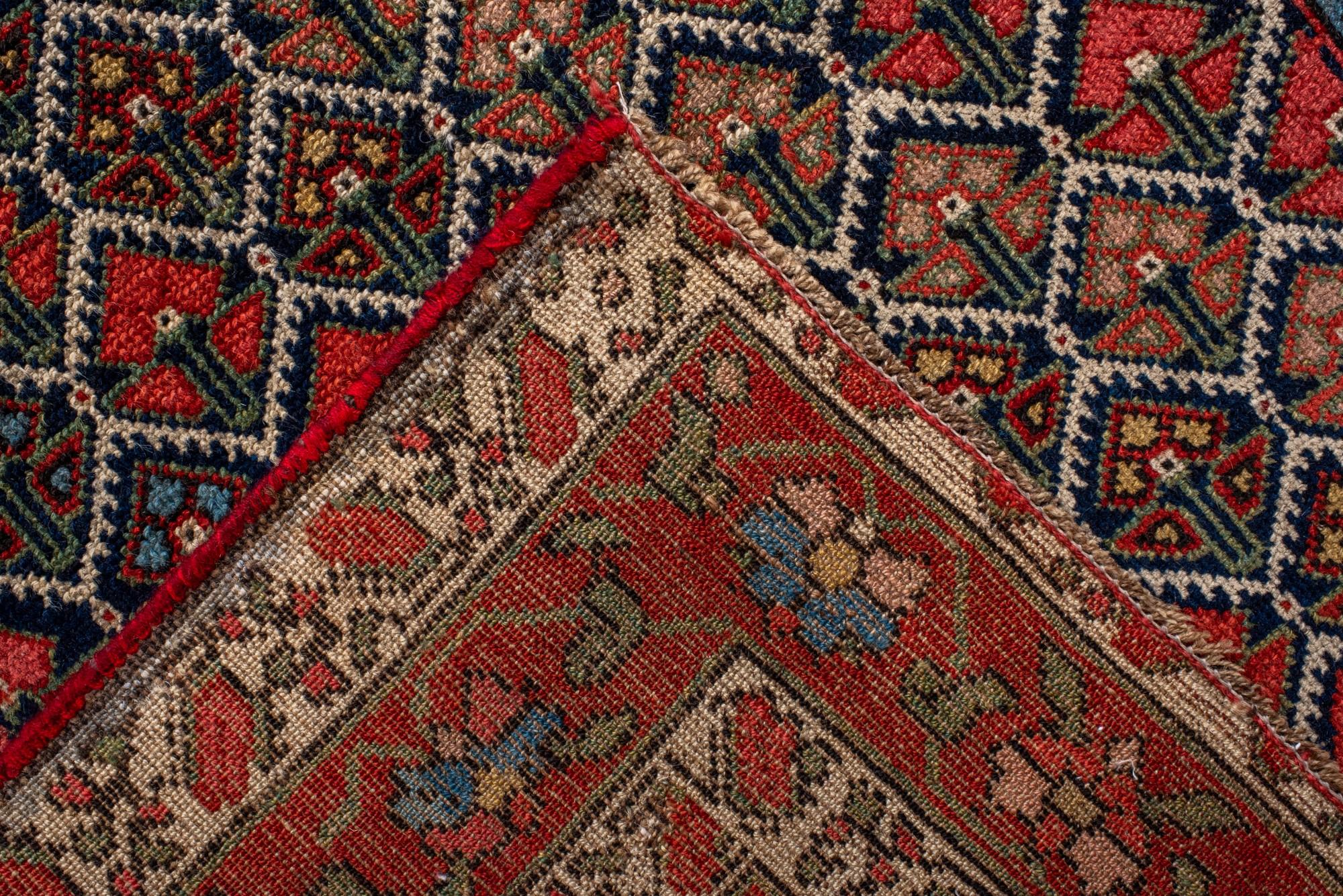 Antikes Malayer mit dunkelblauen und roten Details (20. Jahrhundert) im Angebot