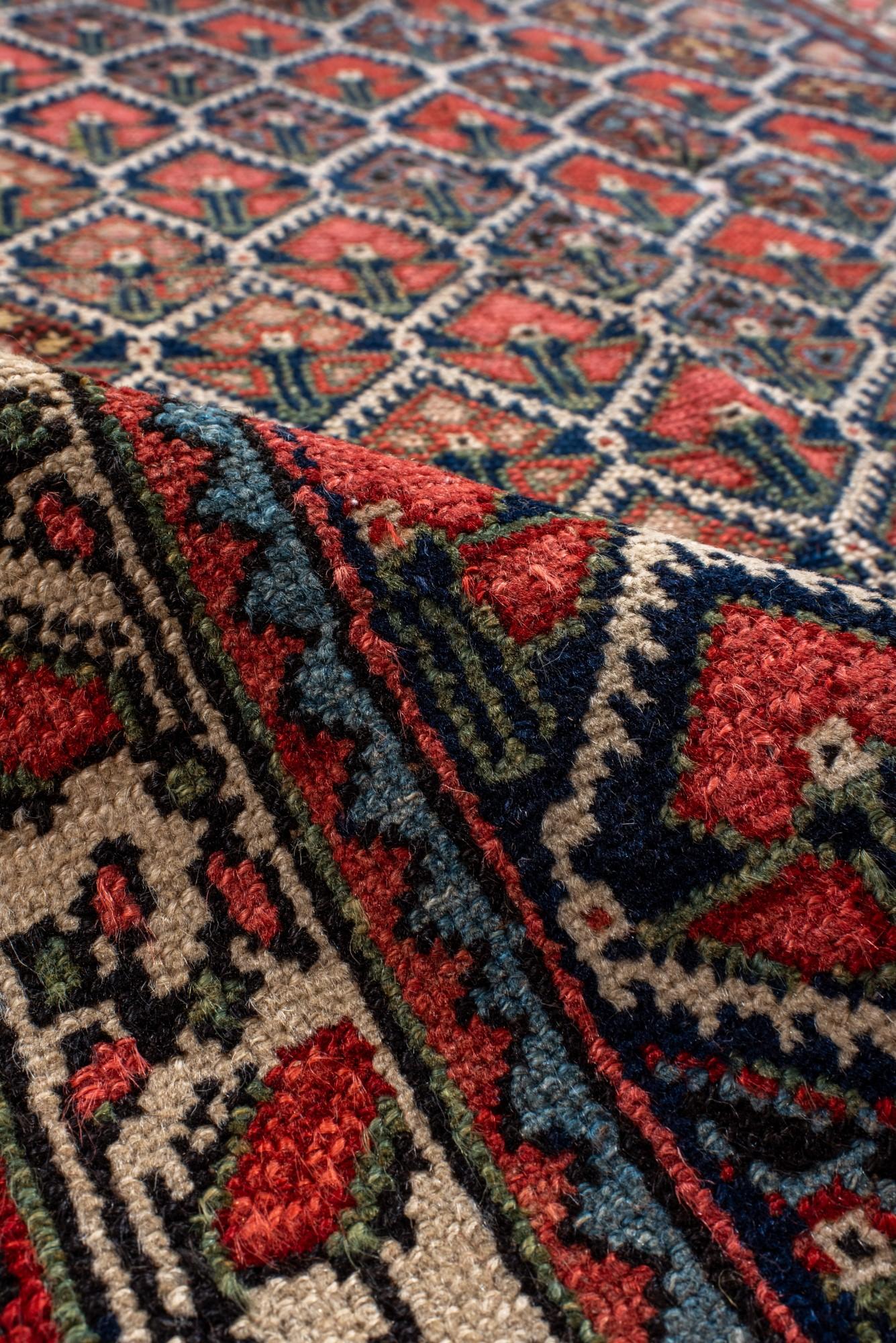Antikes Malayer mit dunkelblauen und roten Details (Wolle) im Angebot