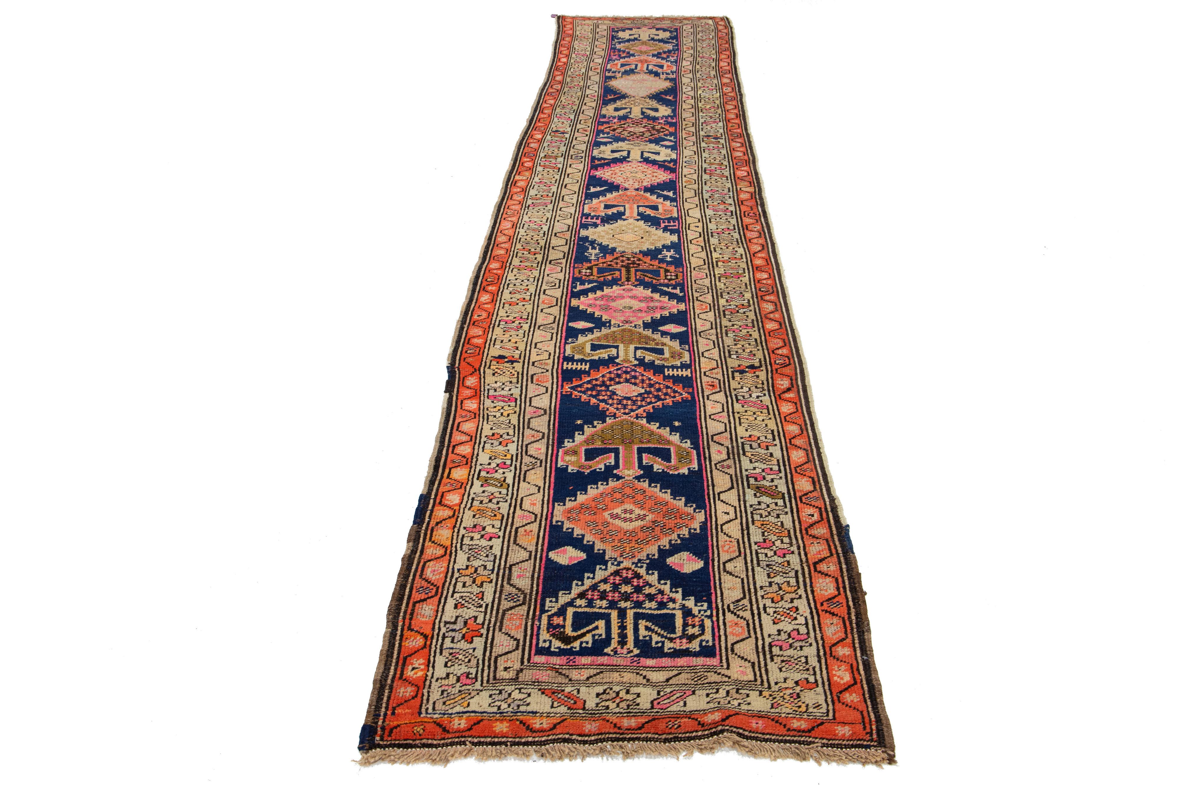 Dieser schöne handgeknüpfte Wollteppich aus dem 20. Jahrhundert von Malayer hat ein marineblaues Farbfeld. Es zeigt atemberaubende mehrfarbige Akzente in einem wunderschönen Tribal-Muster.

Dieser Teppich misst 3'1