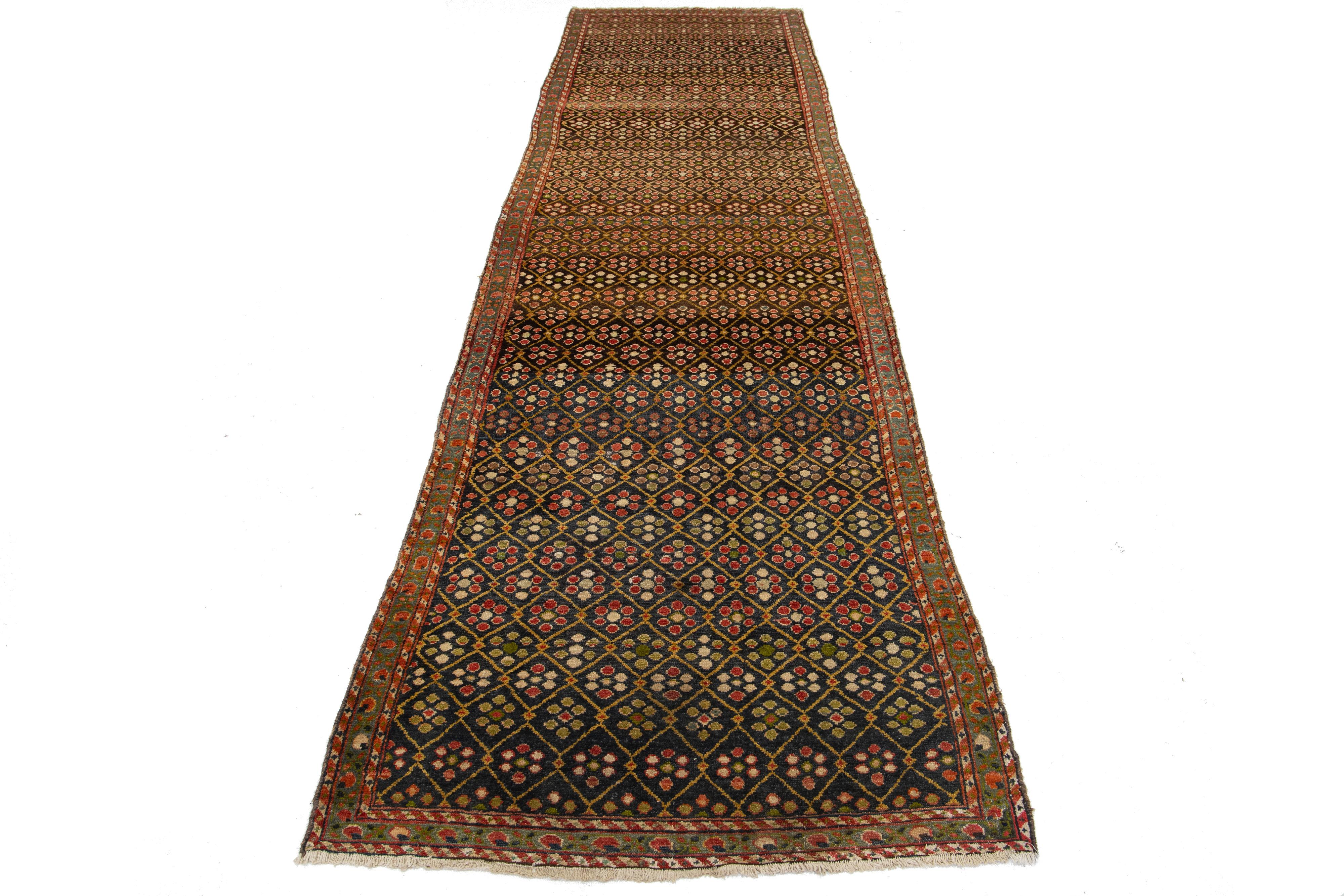 Dieser schöne handgeknüpfte Wollteppich aus Malayer aus dem 20. Jahrhundert hat ein braunes und blaues Farbfeld. Es weist atemberaubende mehrfarbige Akzente in einem wunderschönen Blumenmuster auf.

Dieser Teppich misst 3'7