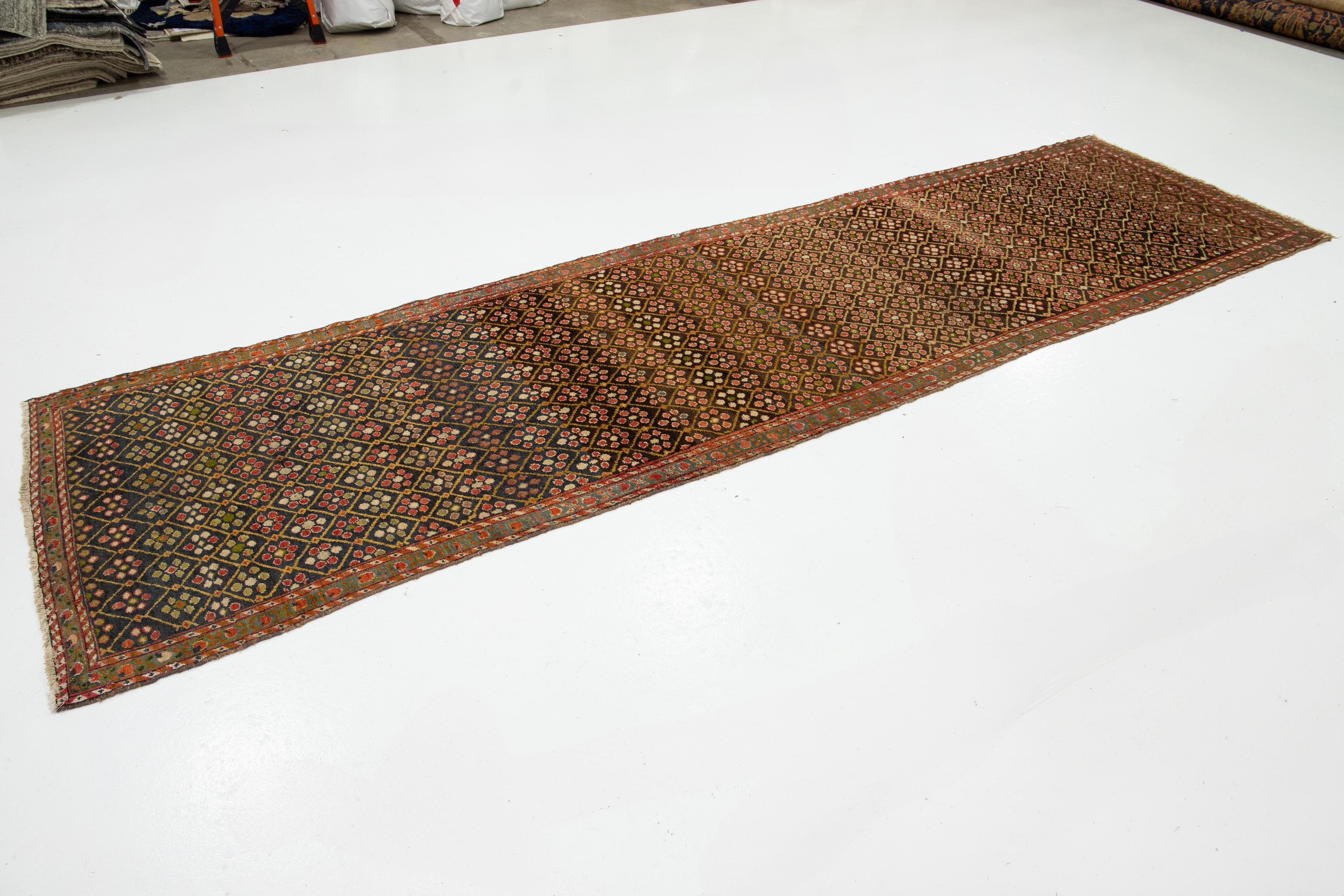 Antike Malayer Wolle Läufer handgefertigt in Brown mit floralen Mustern (Persisch) im Angebot