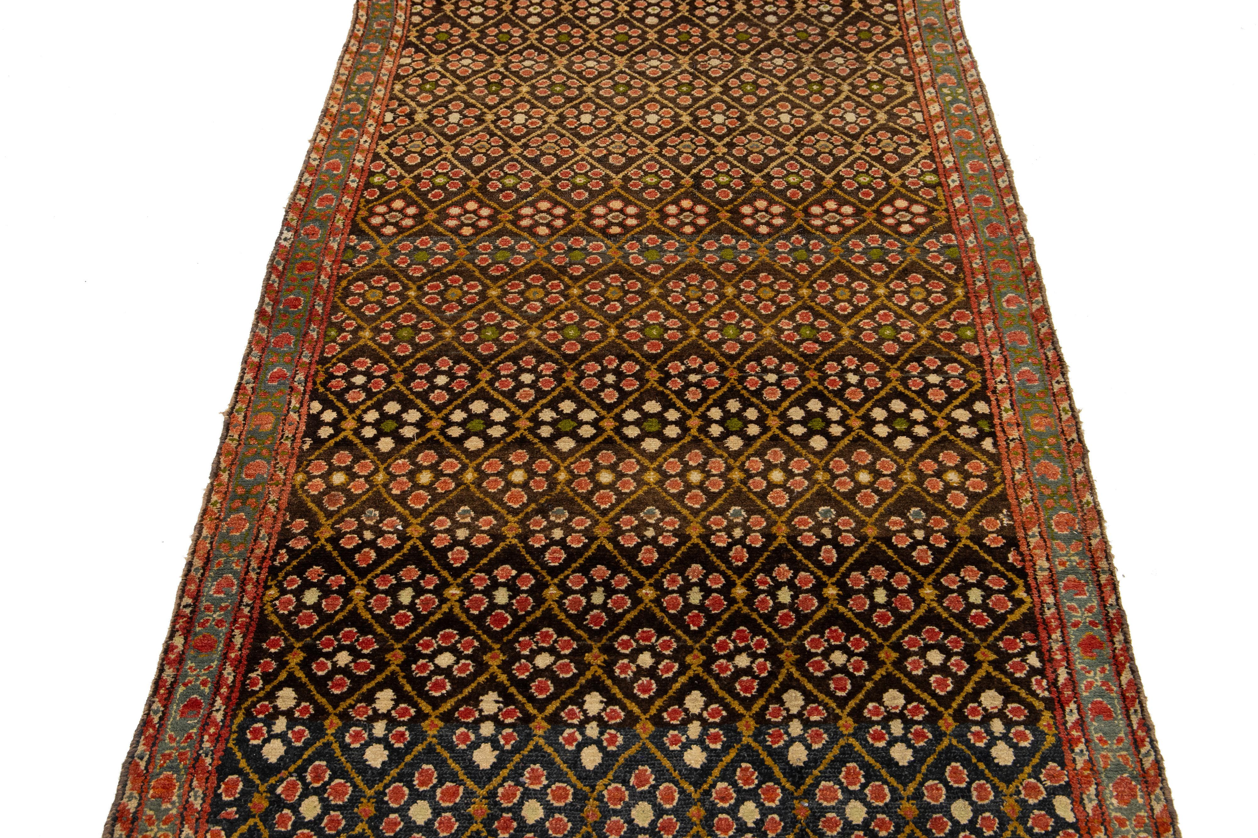 Antike Malayer Wolle Läufer handgefertigt in Brown mit floralen Mustern im Zustand „Hervorragend“ im Angebot in Norwalk, CT