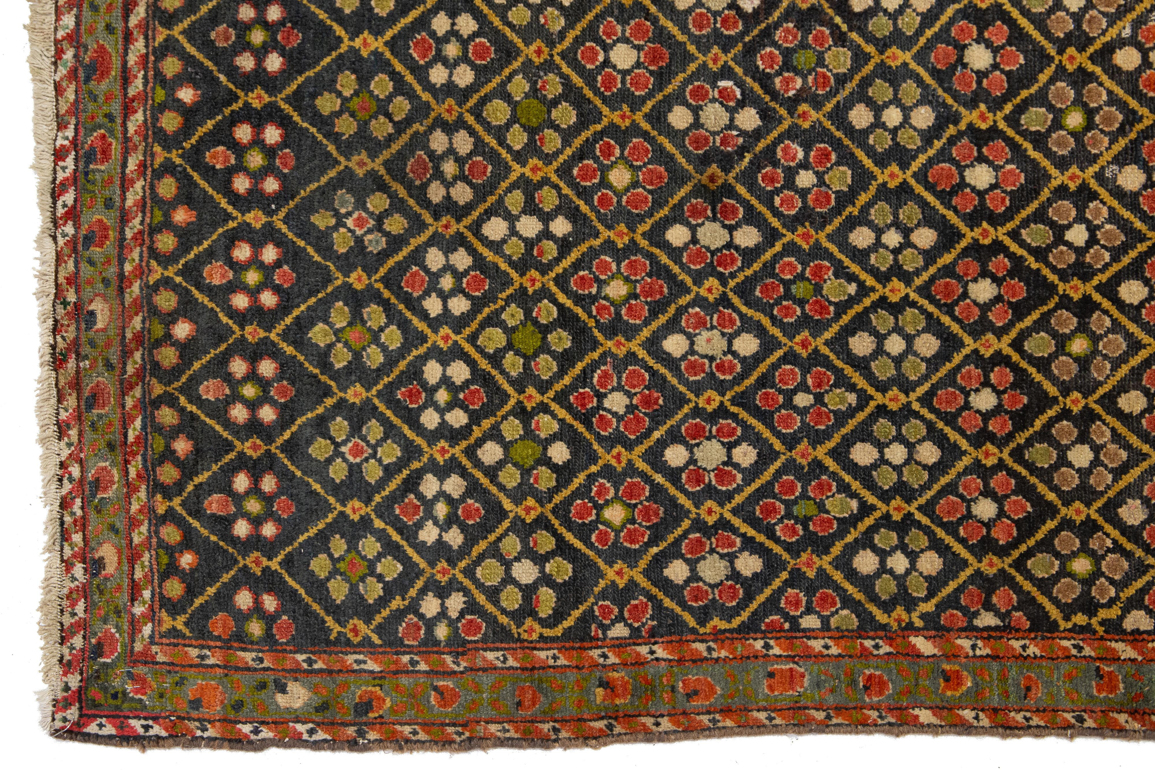 Antike Malayer Wolle Läufer handgefertigt in Brown mit floralen Mustern (20. Jahrhundert) im Angebot