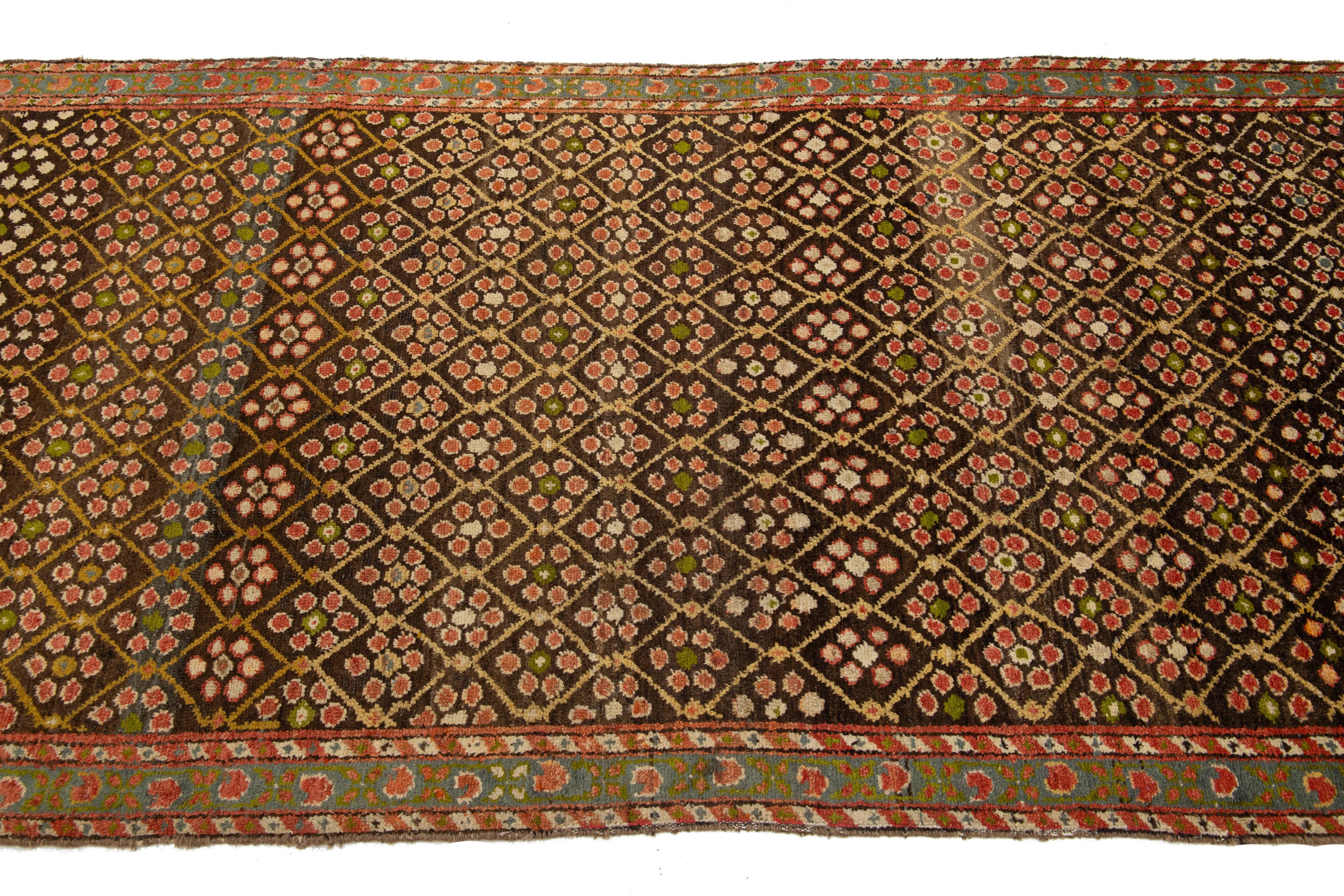 Antike Malayer Wolle Läufer handgefertigt in Brown mit floralen Mustern im Angebot 1