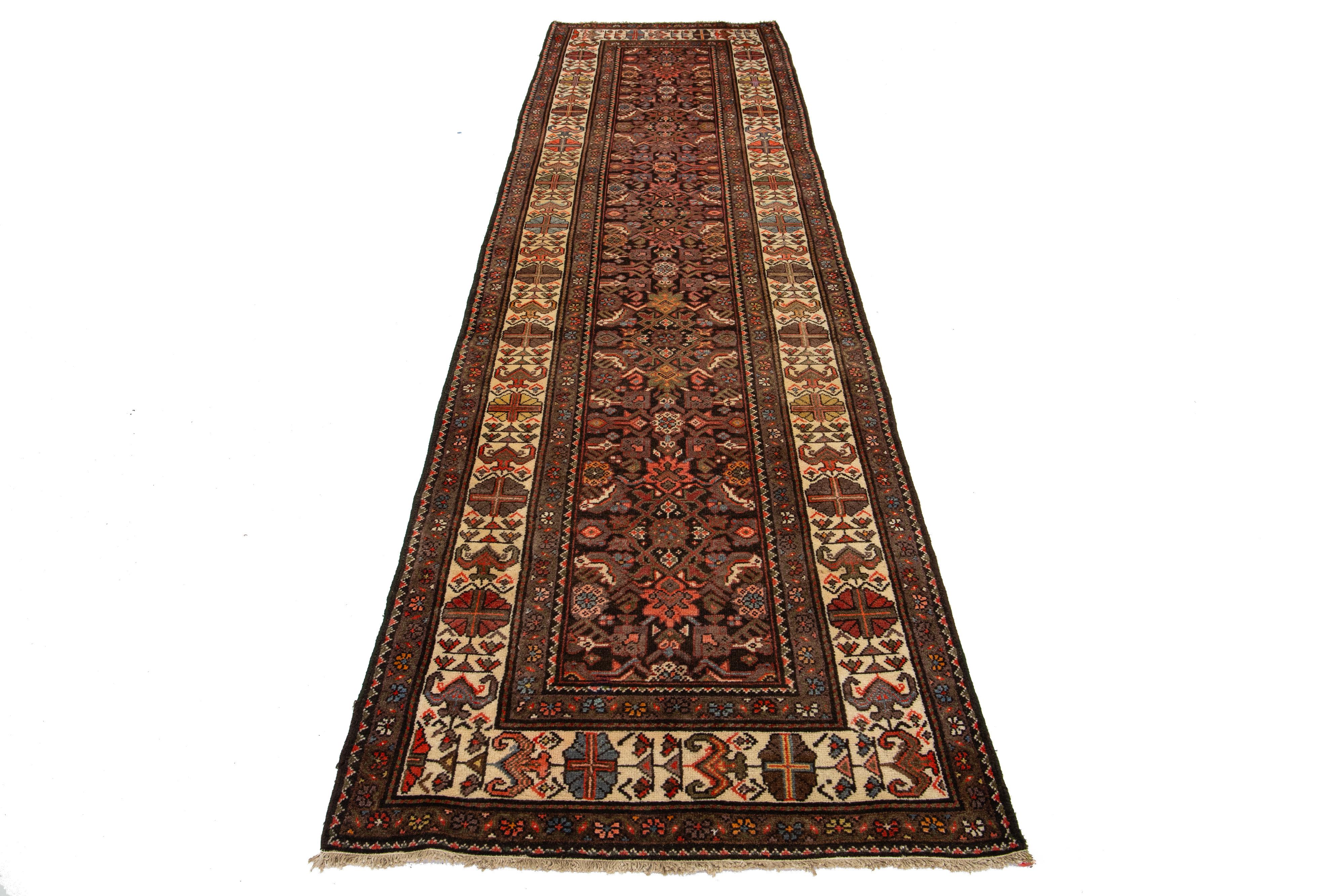 Dieser schöne handgeknüpfte Wollteppich aus dem 20. Jahrhundert von Malayer hat ein braunes Farbfeld. Es zeichnet sich durch atemberaubende mehrfarbige Akzente in einem wunderschönen Blumendesign aus.

Dieser Teppich misst 3'4