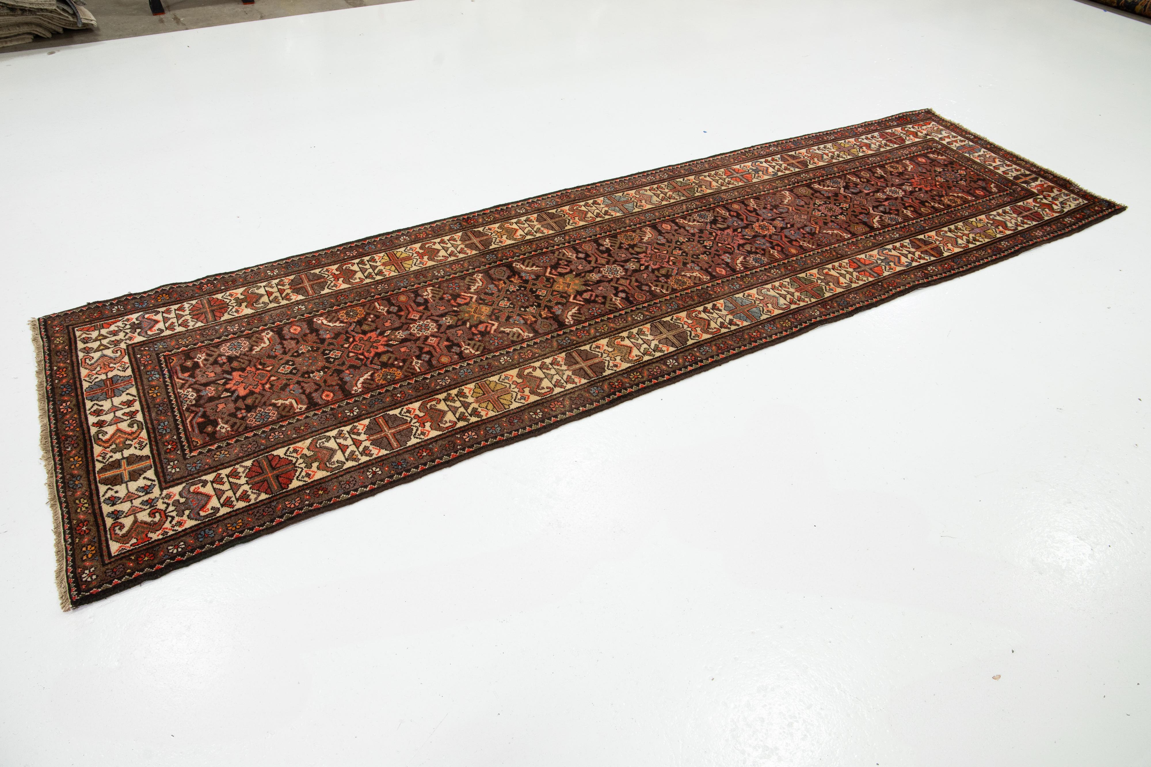 Antiker Malayer-Woll-Läufer, handgefertigt, mit mehrfarbigem, floralem Design (Persisch) im Angebot