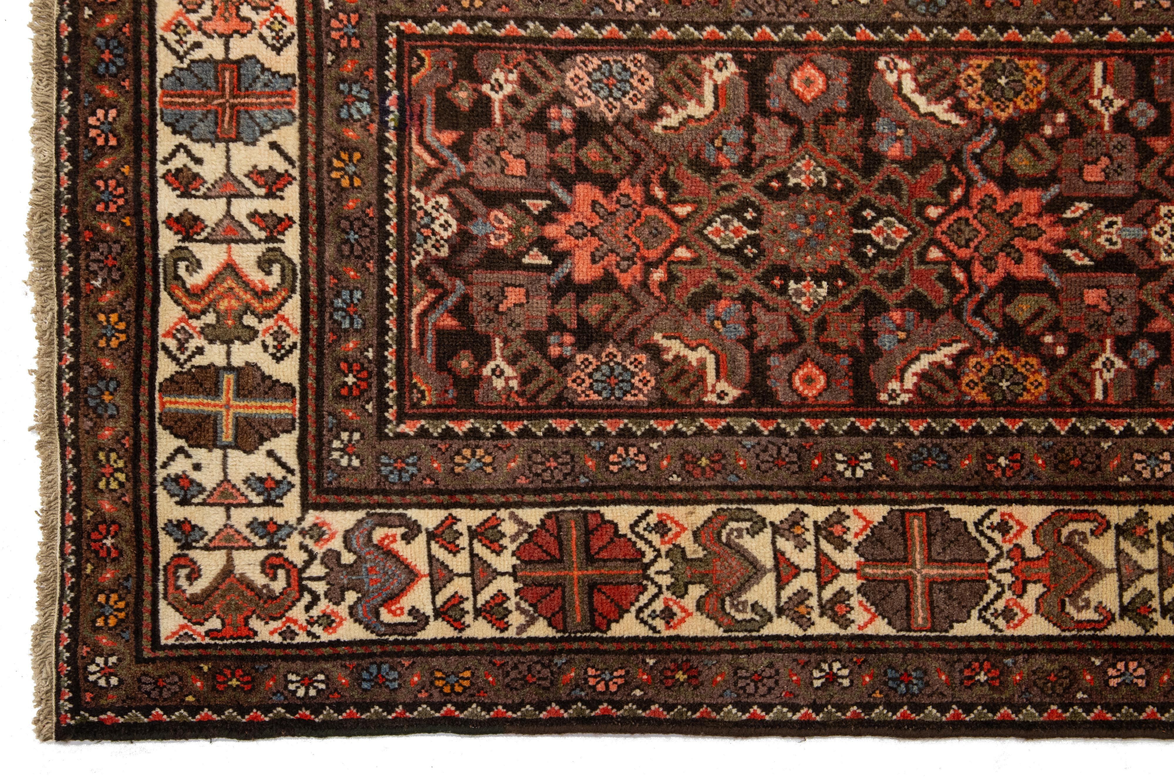 Antiker Malayer-Woll-Läufer, handgefertigt, mit mehrfarbigem, floralem Design im Zustand „Hervorragend“ im Angebot in Norwalk, CT