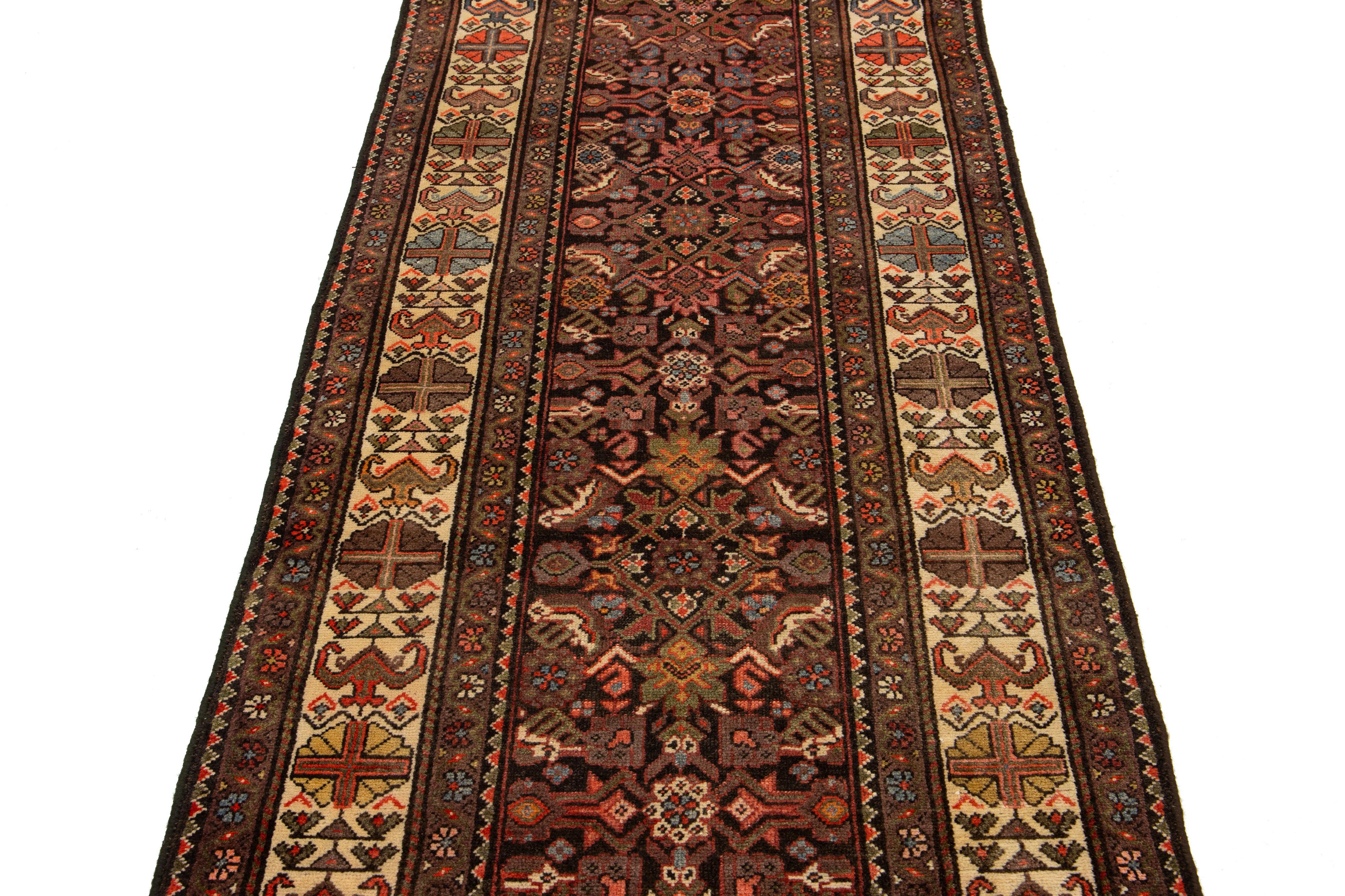 Antiker Malayer-Woll-Läufer, handgefertigt, mit mehrfarbigem, floralem Design (20. Jahrhundert) im Angebot